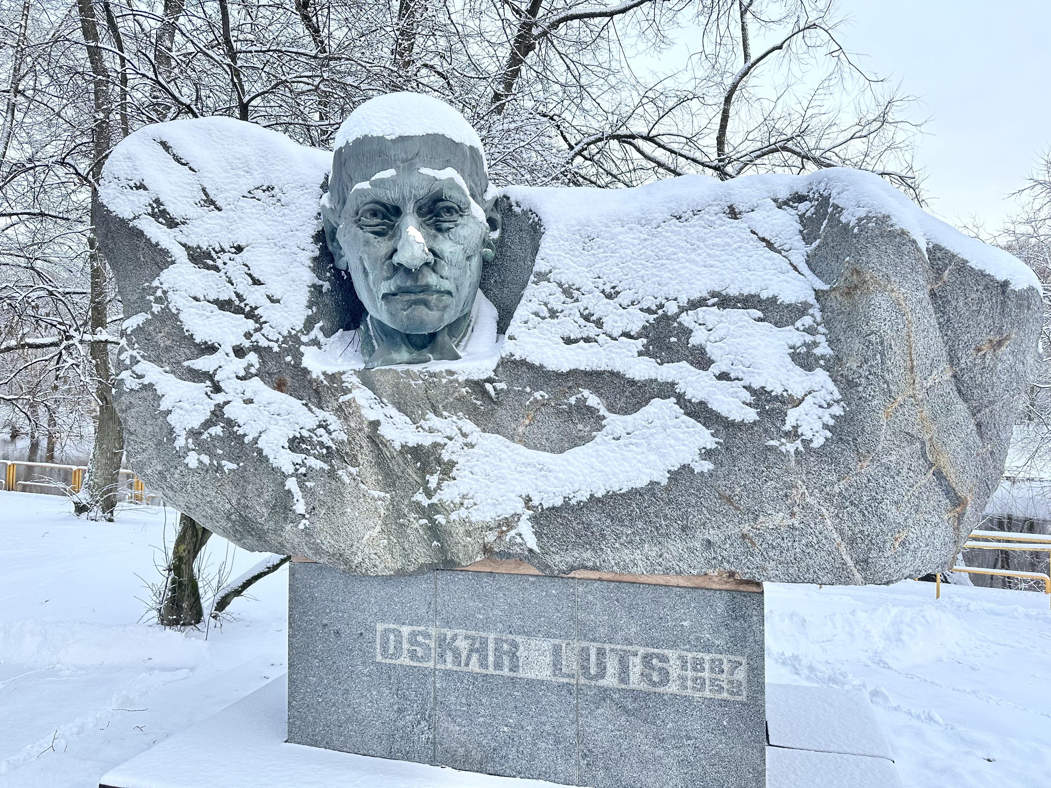 Lumine Oskar Lutsu skulptuur