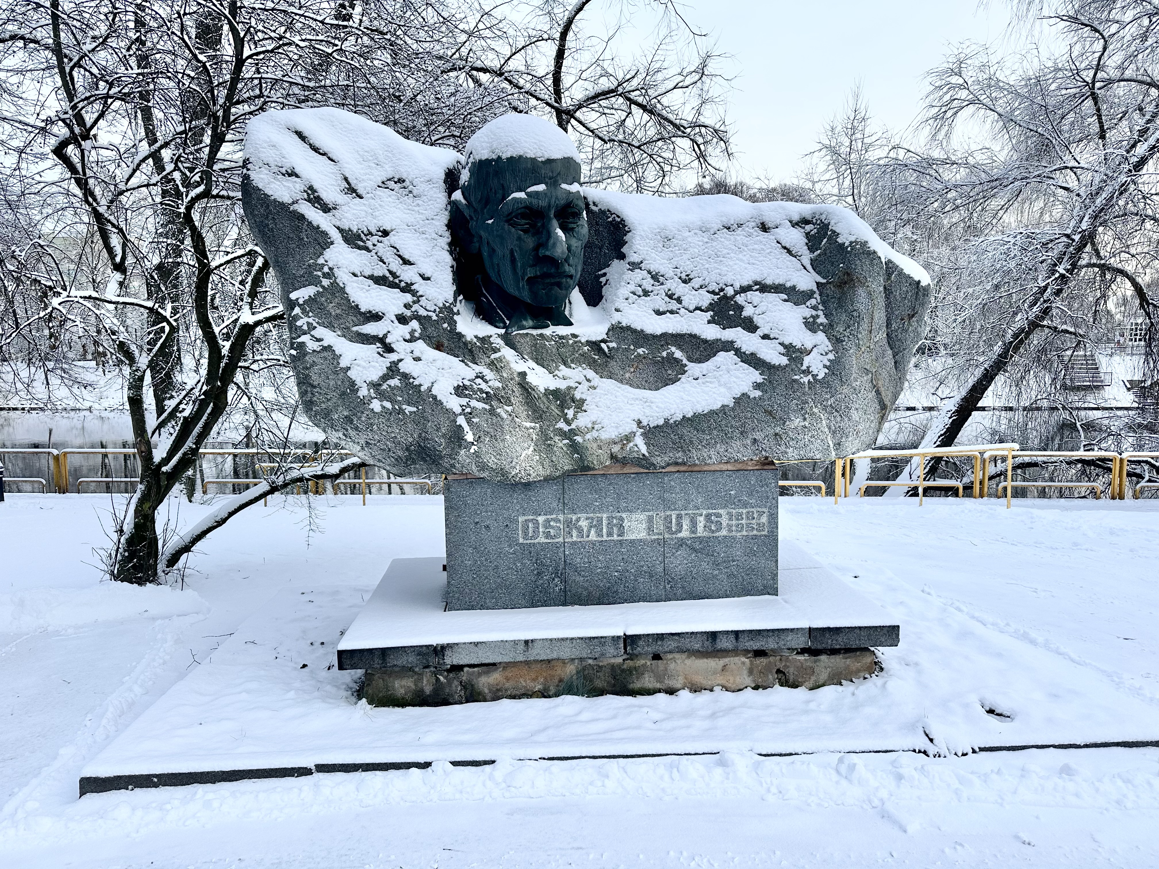 Oskar Lutsu skulptuur Talvel