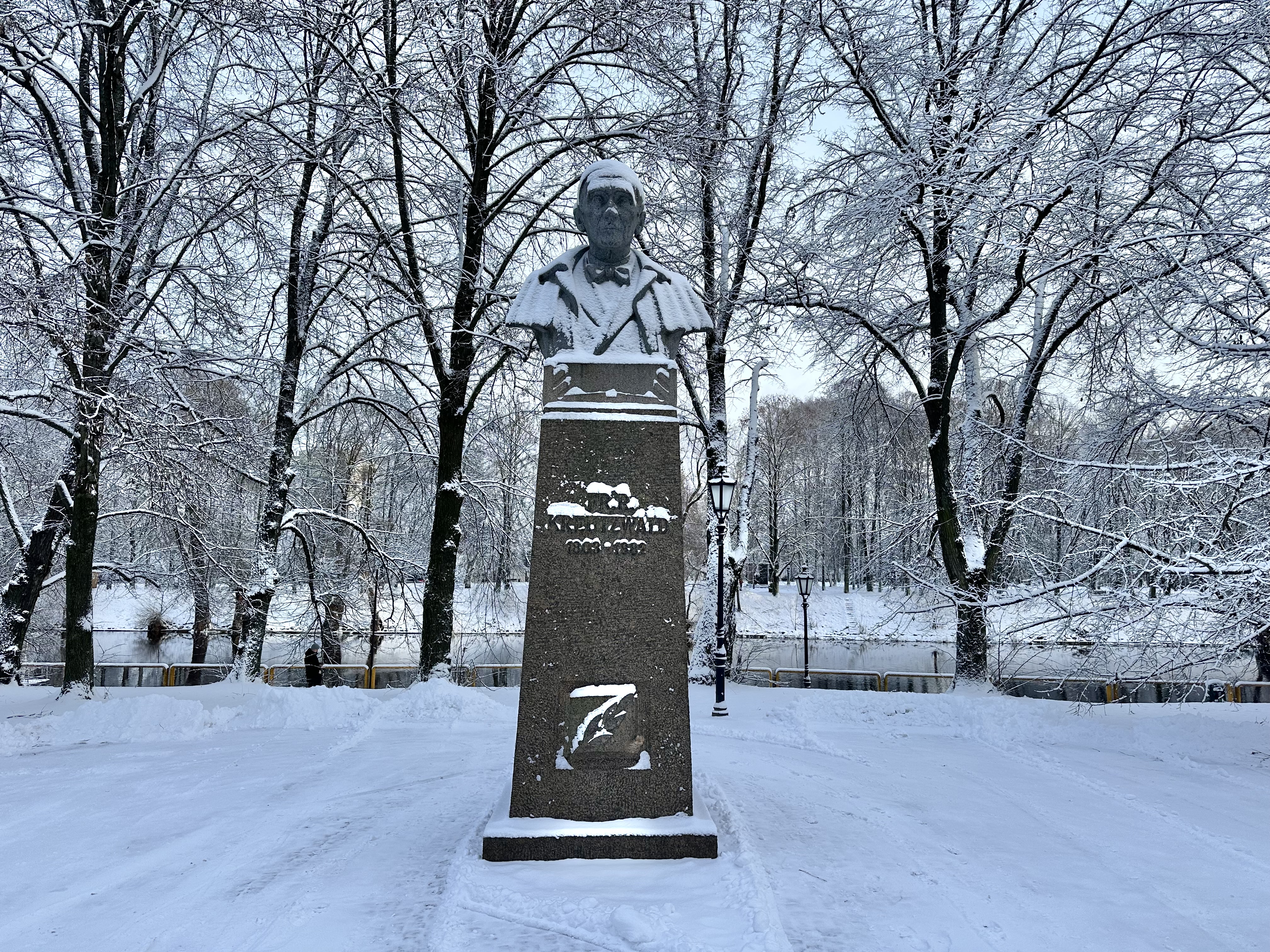 Kreutzwaldi monument talvel