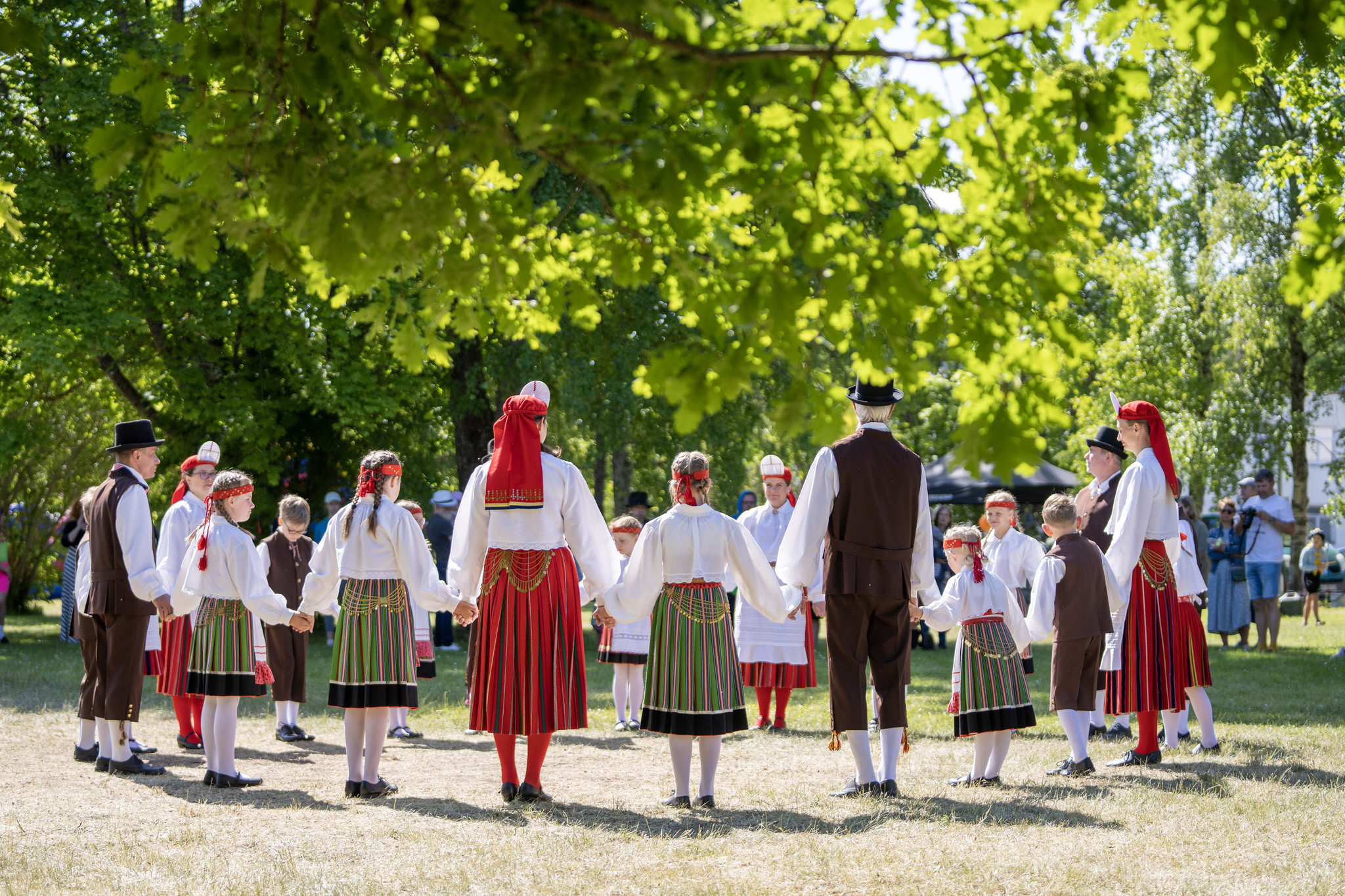 Rahvatantsijad Vabrikuväljakul tantsimas