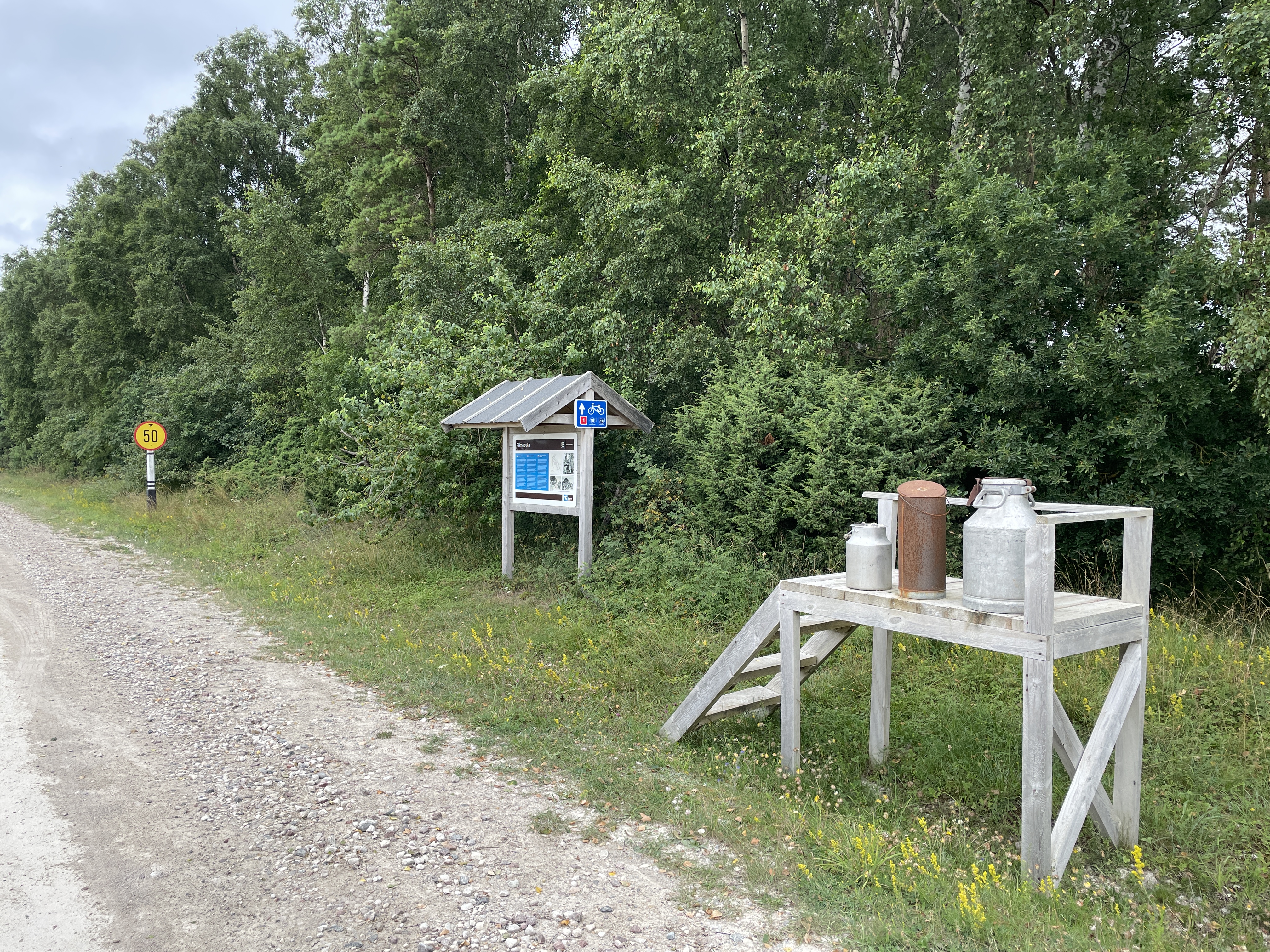 Piimapukk, kus külarahvas ootas piimaautot