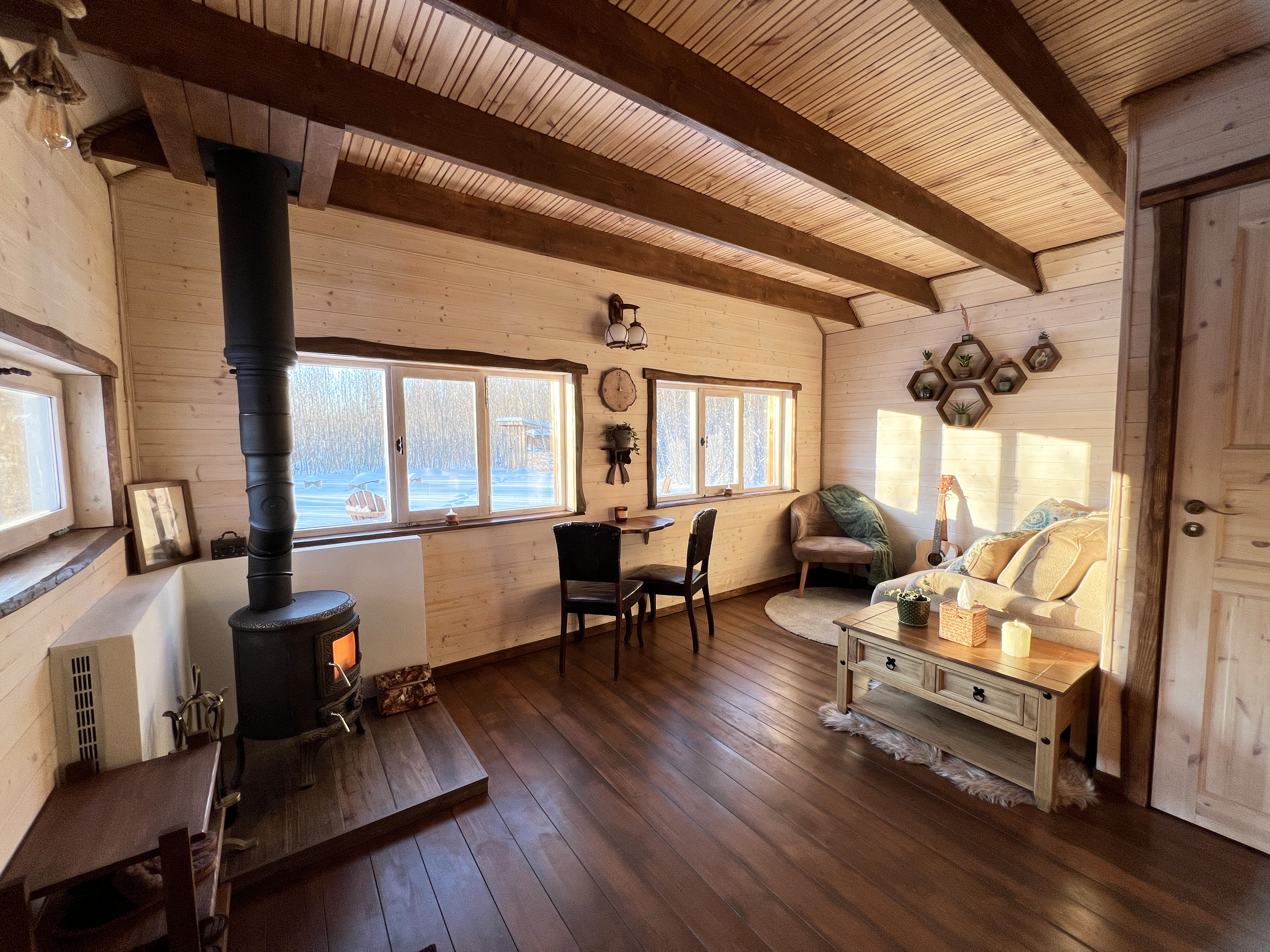 Viesu nams "Hobu House", interjers - kamīns un sēdvieta