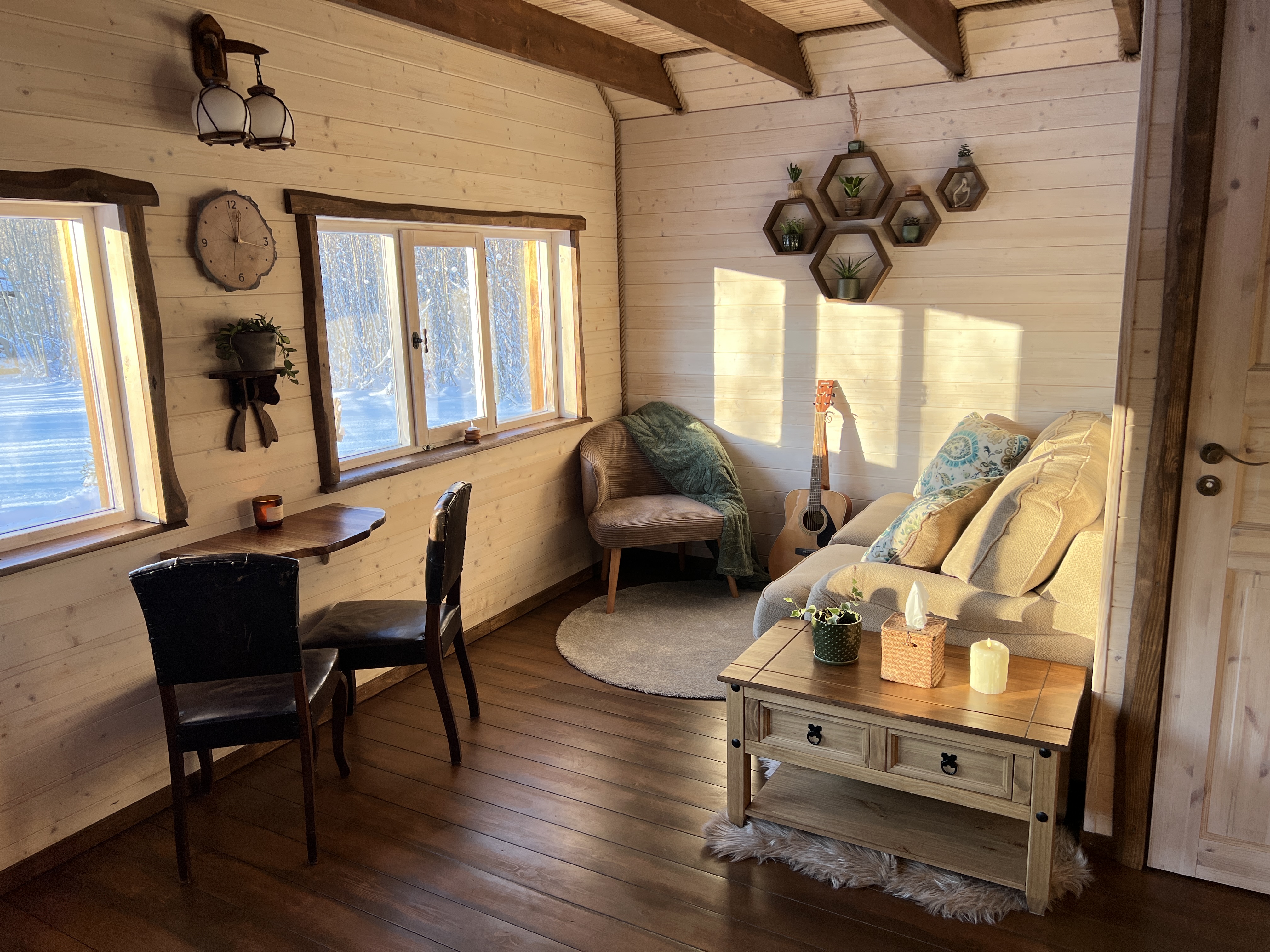 Viesu nams "Hobu House", interjers - viesistabas puse ar dīvānu un atpūtas krēslu