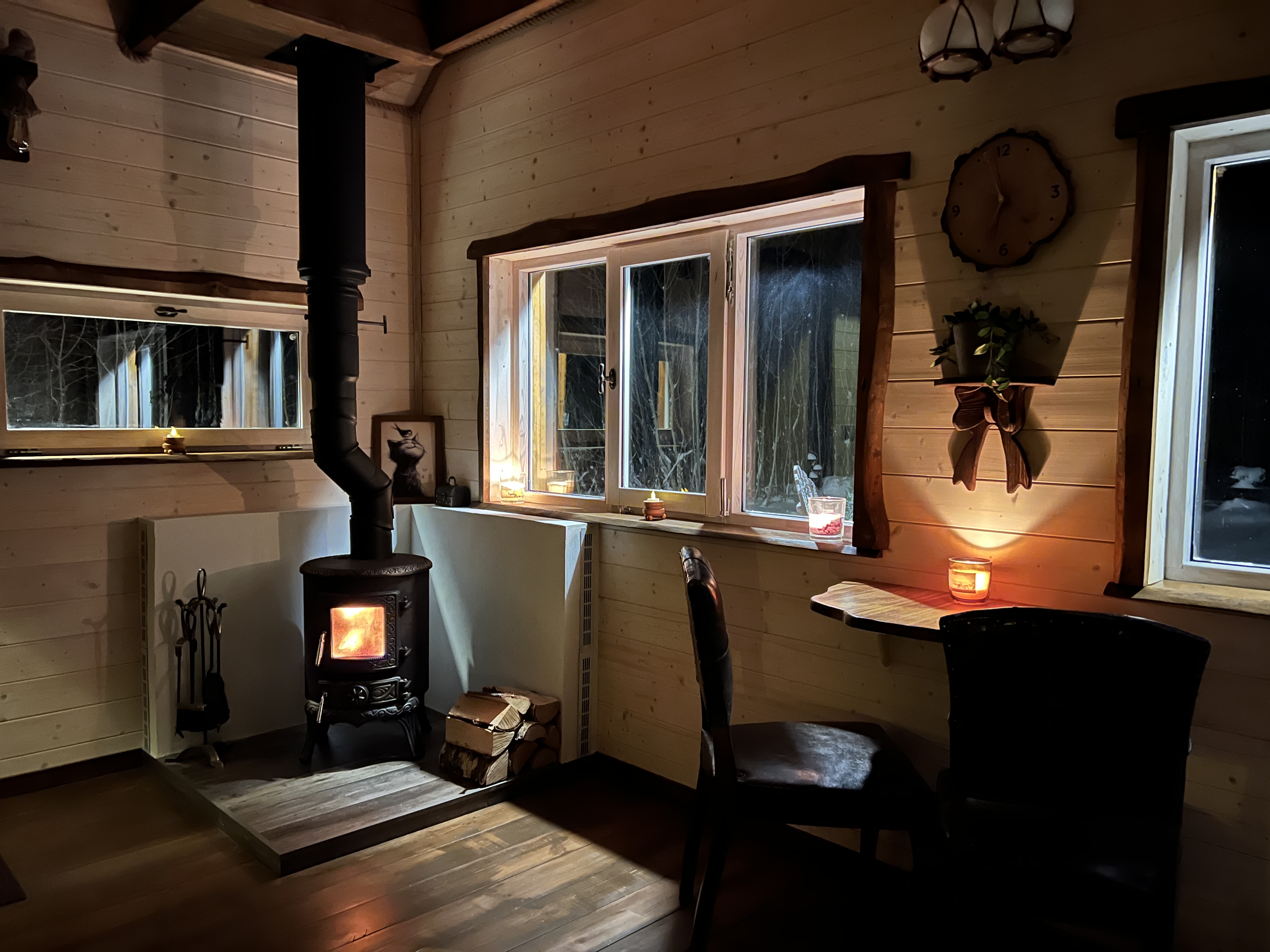 Viesu nama "Hobu House" interjers - kamīna uguns vakarā