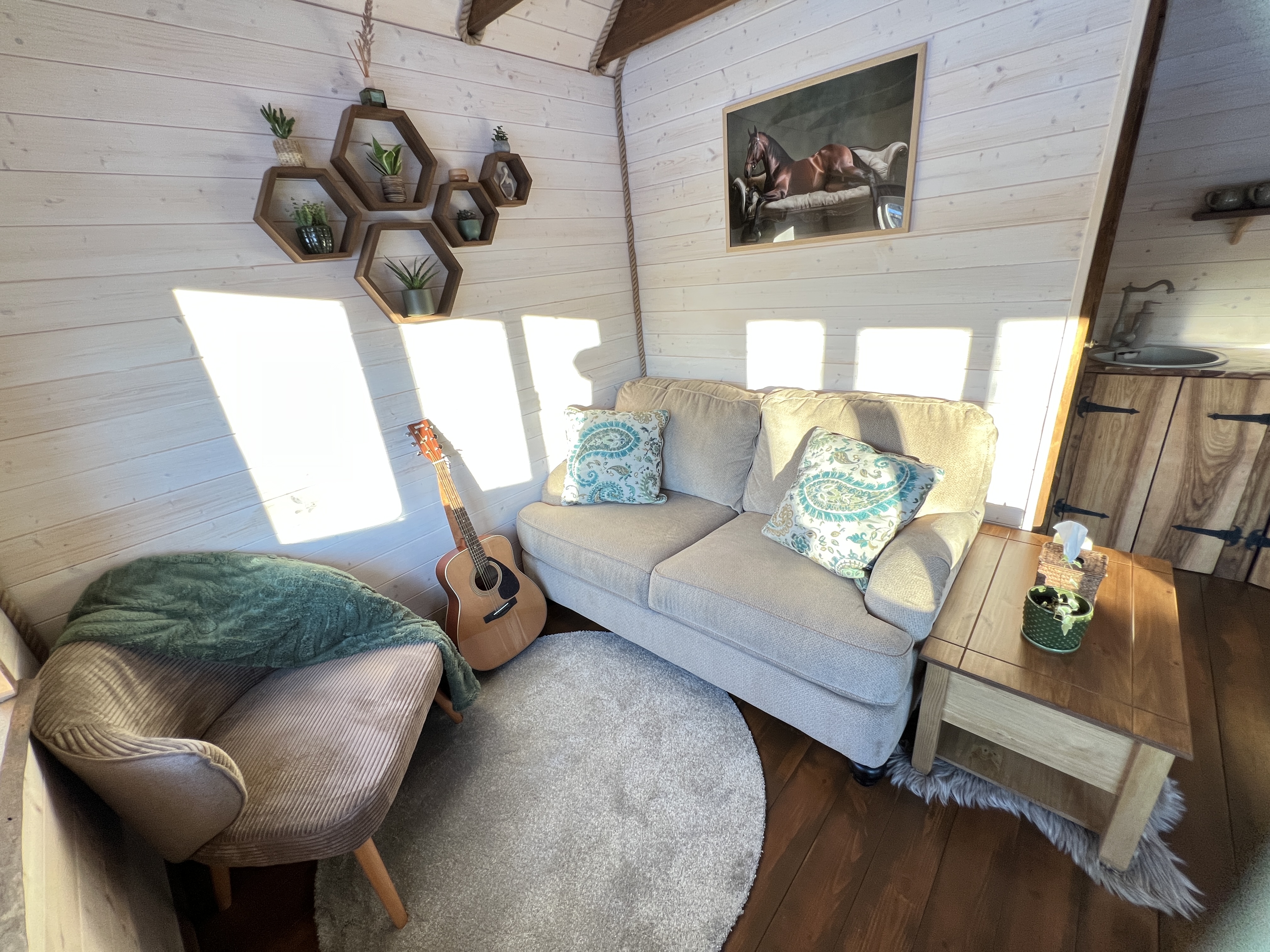 Viesu nams "Hobu House", interjers - viesistabas daļa