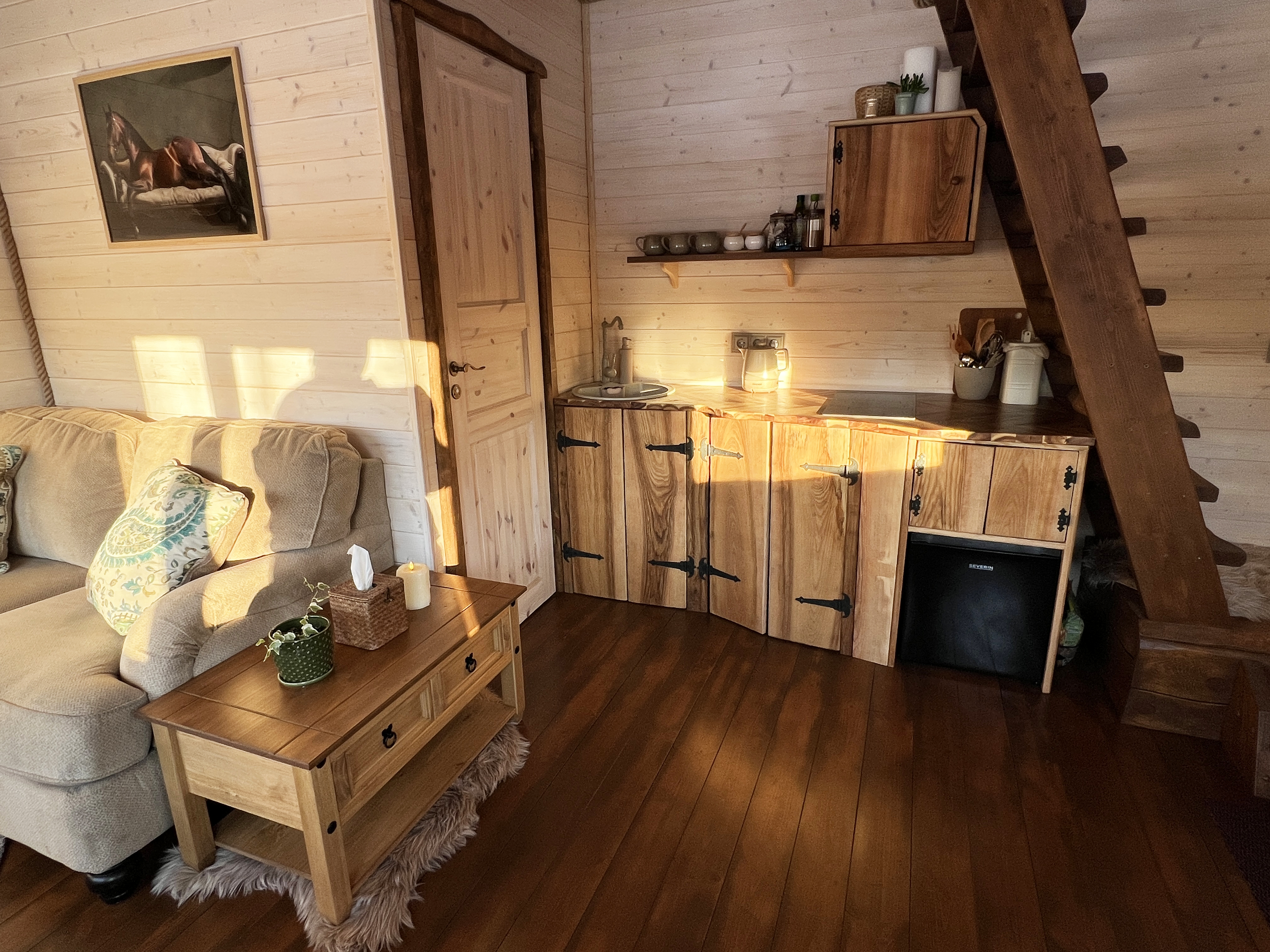 Viesu nama "Hobu House" interjers - virtuvīte un kāpnes uz augšu