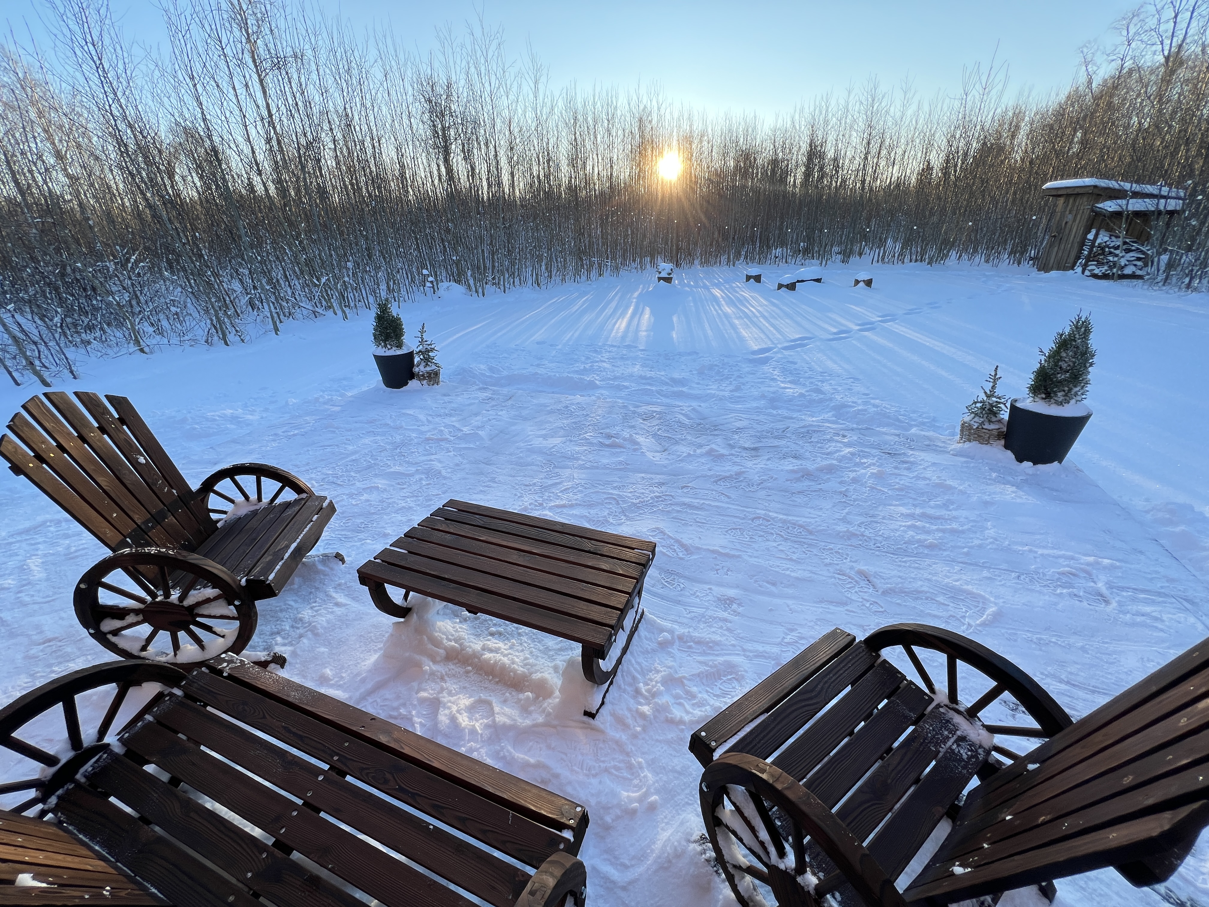 Skats no viesu nama "Hobu House" terases ārpusē, ziemā