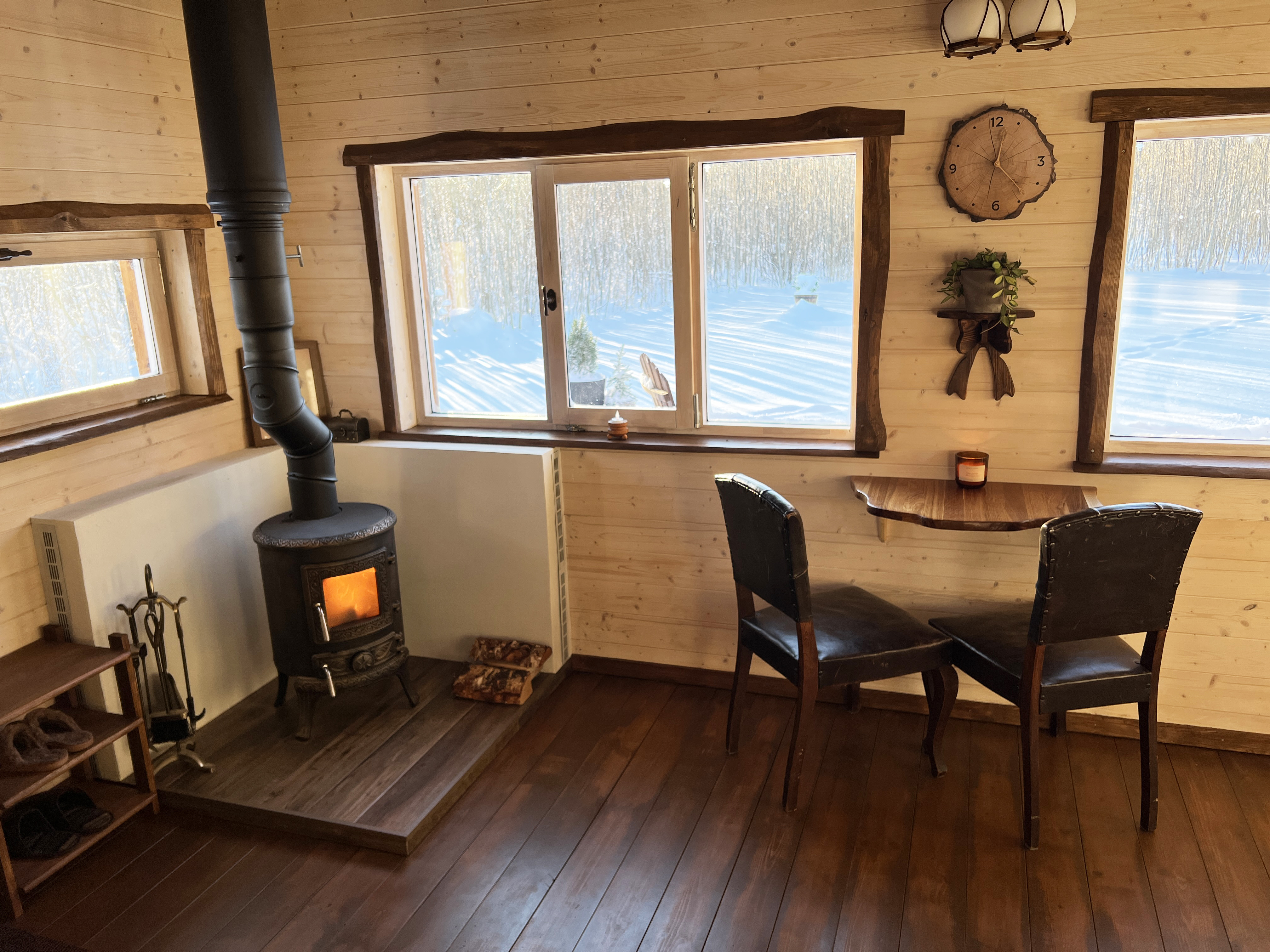 Viesu nama "Hobu House" interjers  - kamīns un sēdvieta