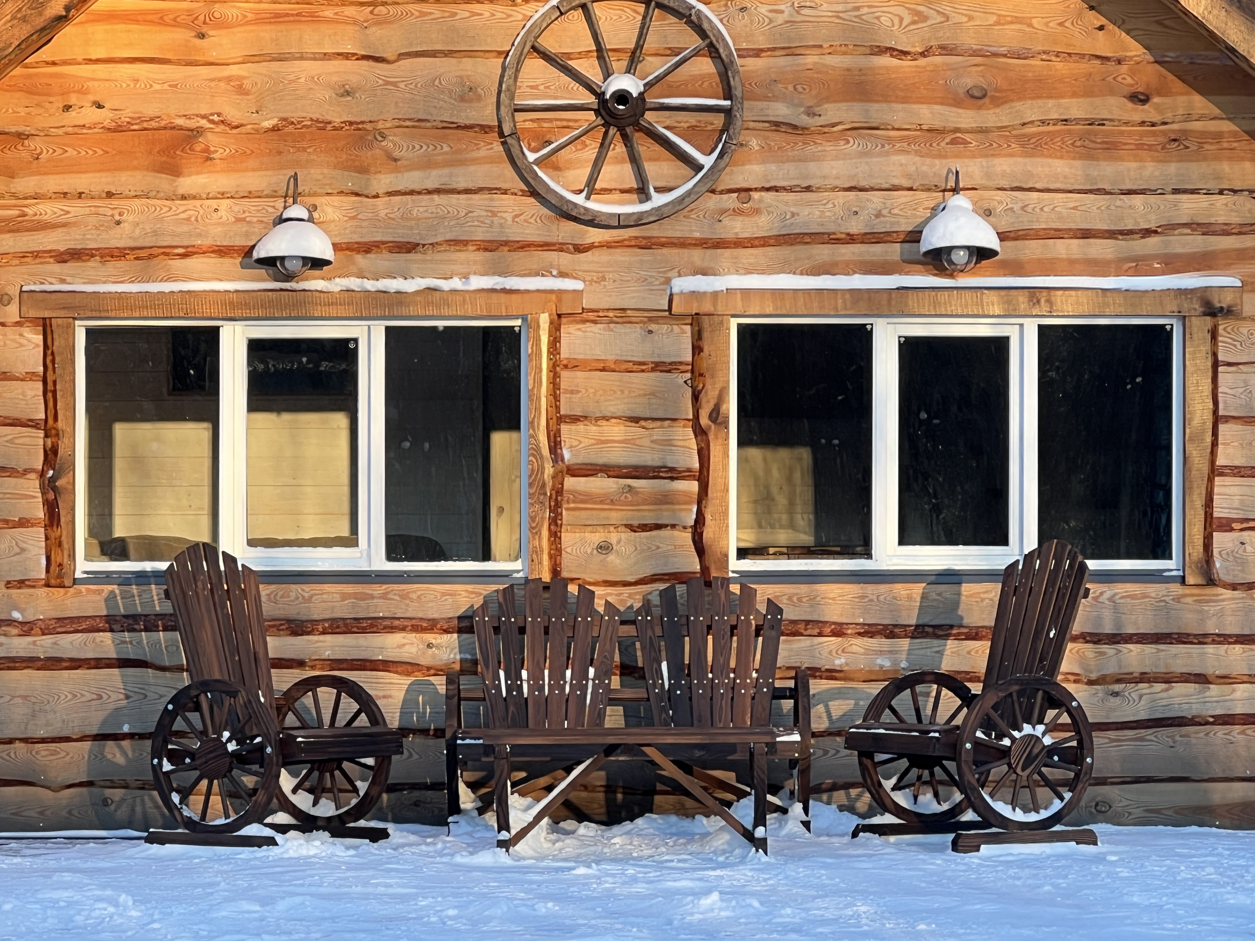 Viesu nama "Hobu House" terase ārpusē ziemā