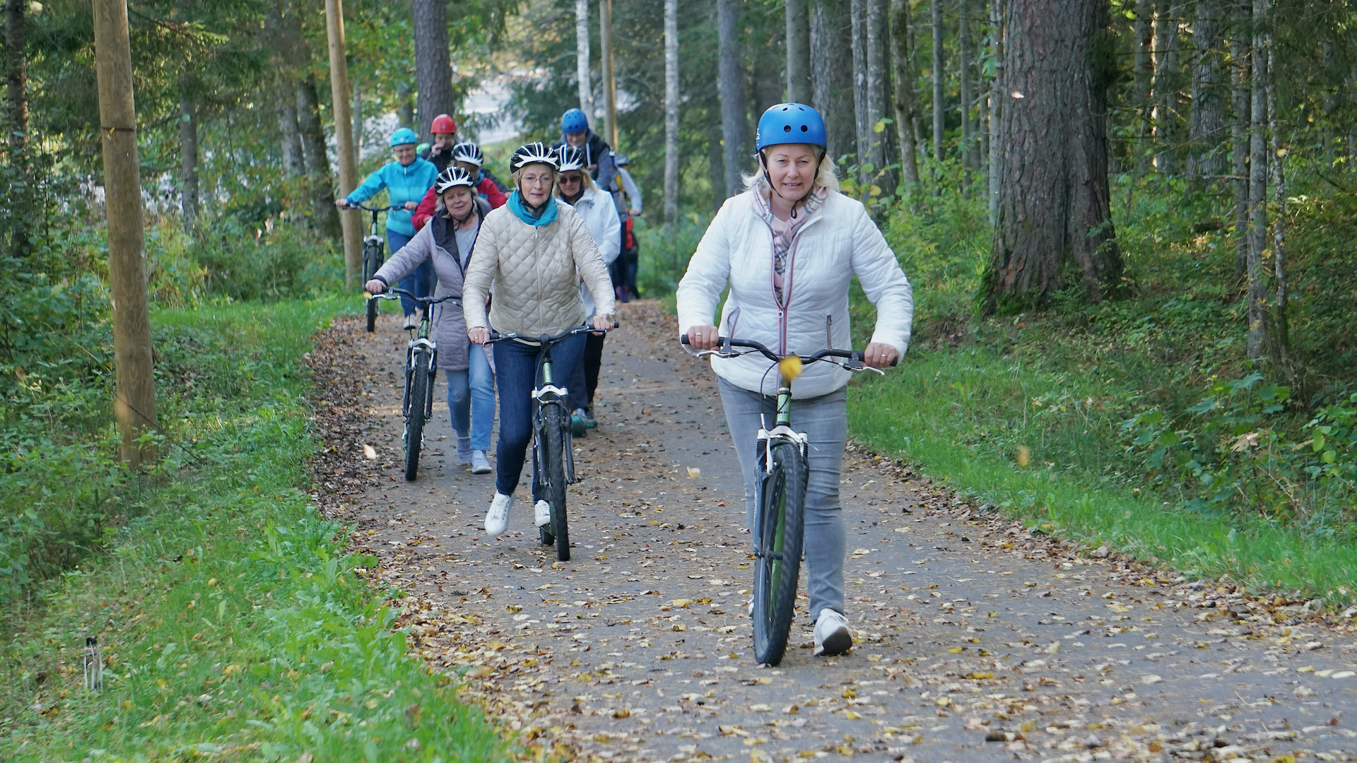 Matkajad metsarajal tõukeratastel