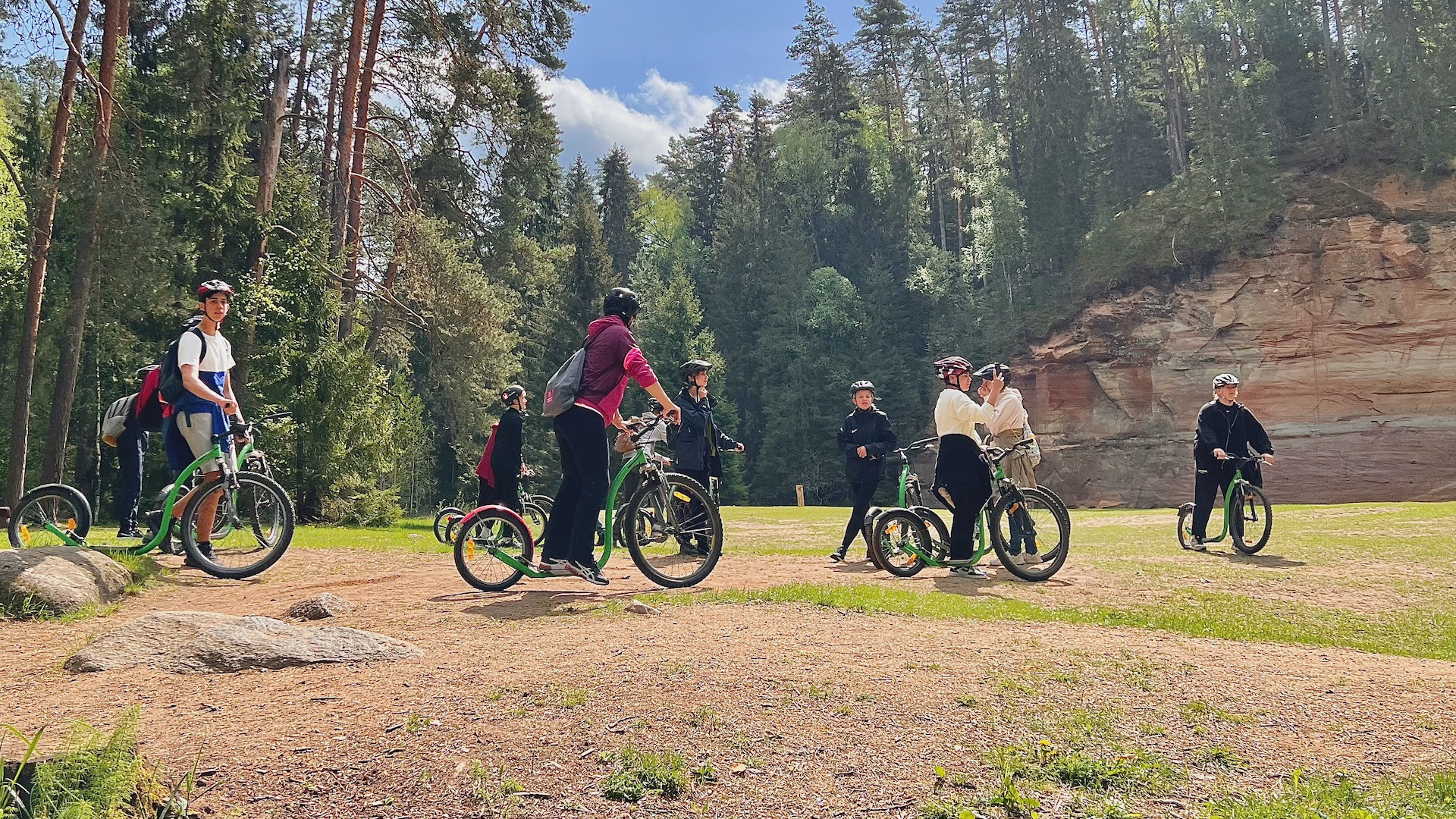 Pārgājiens notiek Ahja upes senlejas ainavas aizsardzības zonas gleznainajā teritorijā. Maršruts ir mainīgs vijās pa mēreniem pakalniem un ielejām, ga