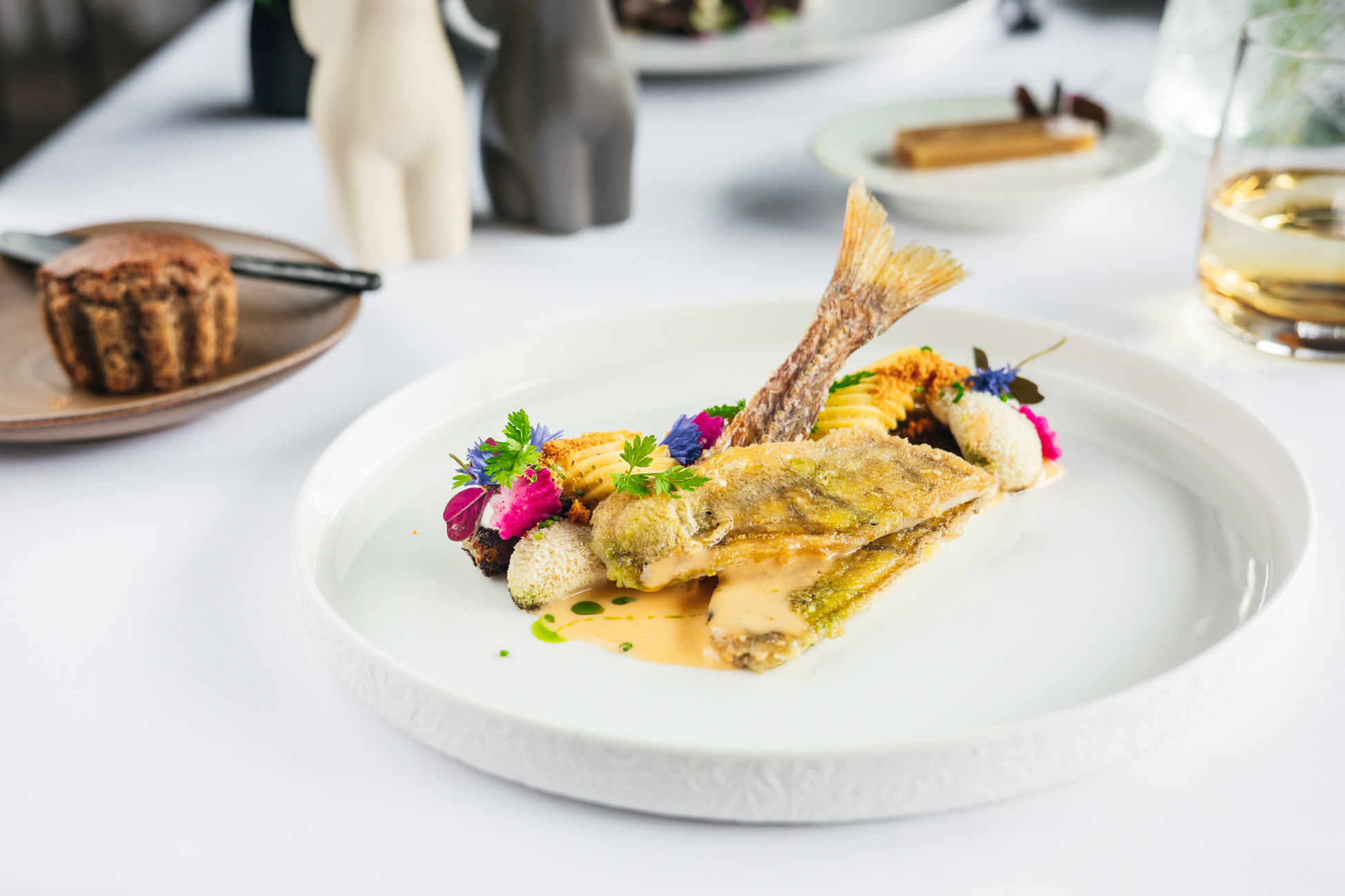 Das Fine Dining Restaurant Raimond liegt am Strand Pärnu im meerseitigen Flügel von Hedon SPA & Hotel, gehört zu einem Komplex mit dem historischen Ge