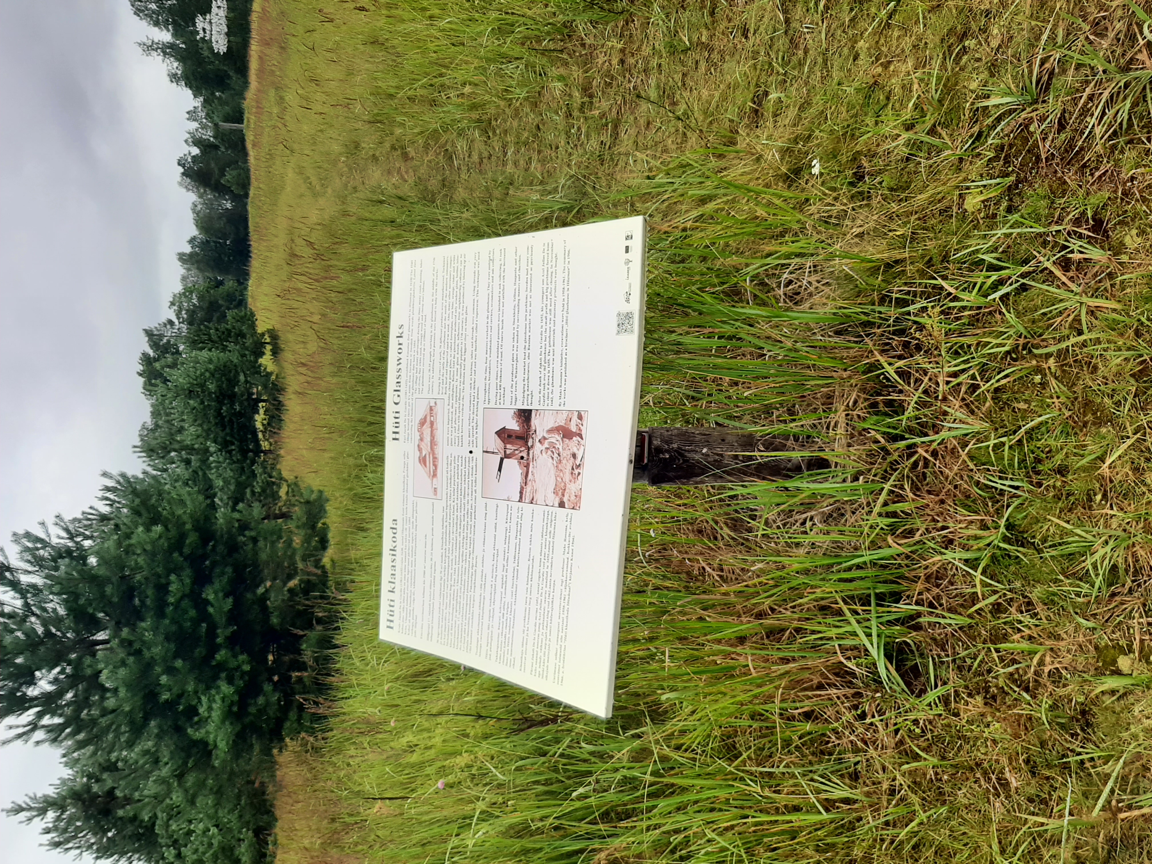 Hüti klaasikoja mälestusmärgi infotahvel