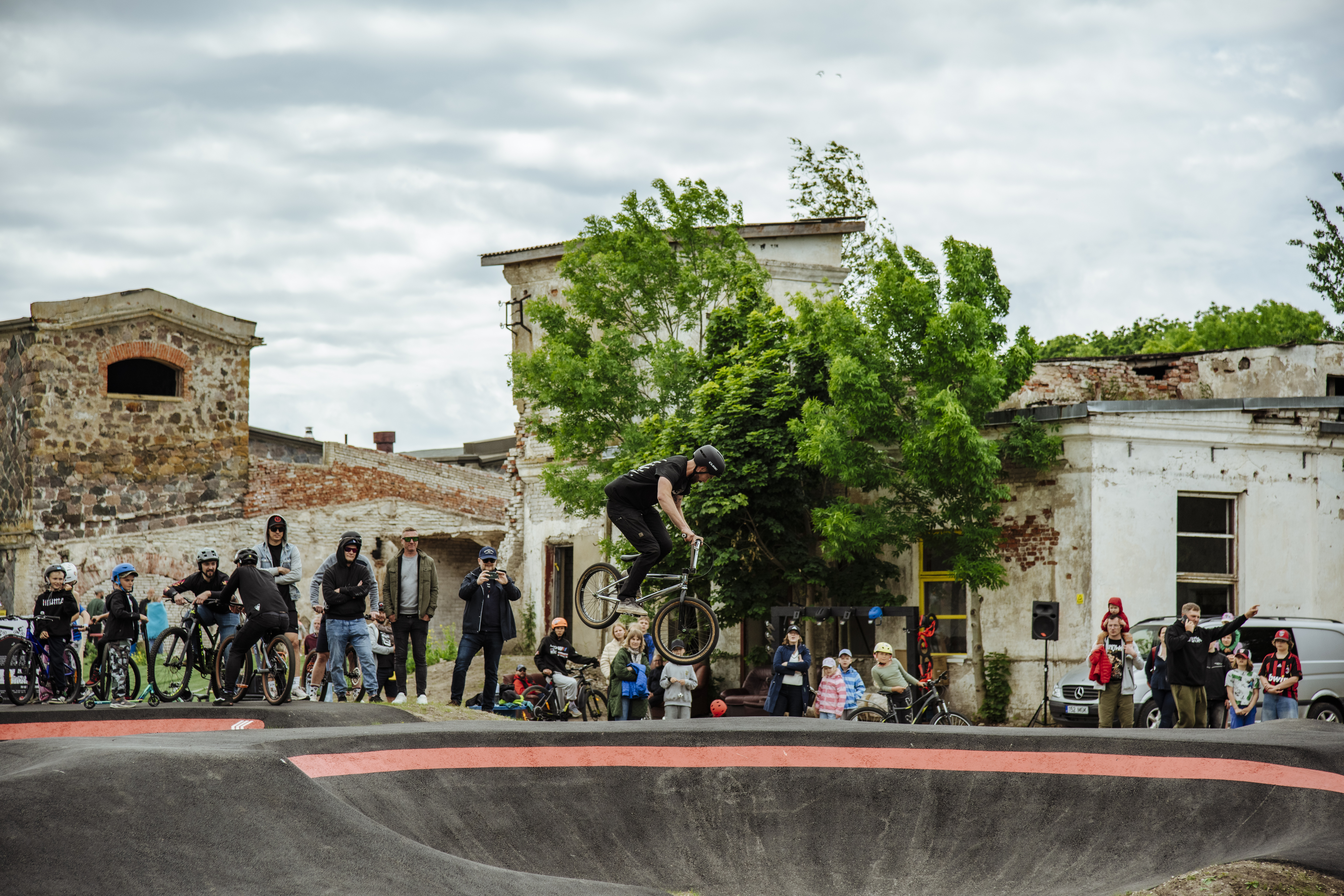 BMX-i sõitja pumprajal koos pealtvaatajatega