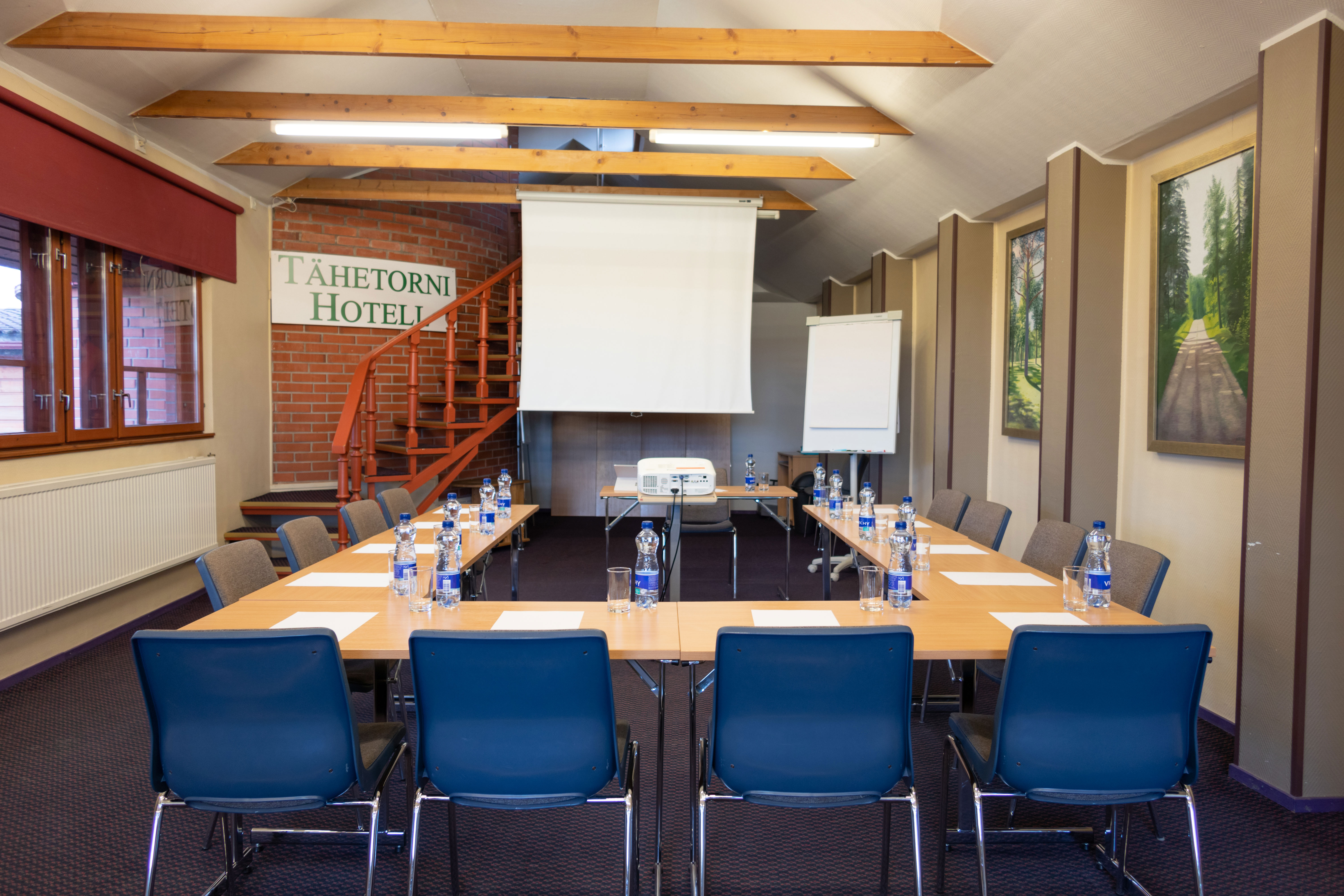 Viesnīcas "Tähetorn" semināru telpa ar ekrānu