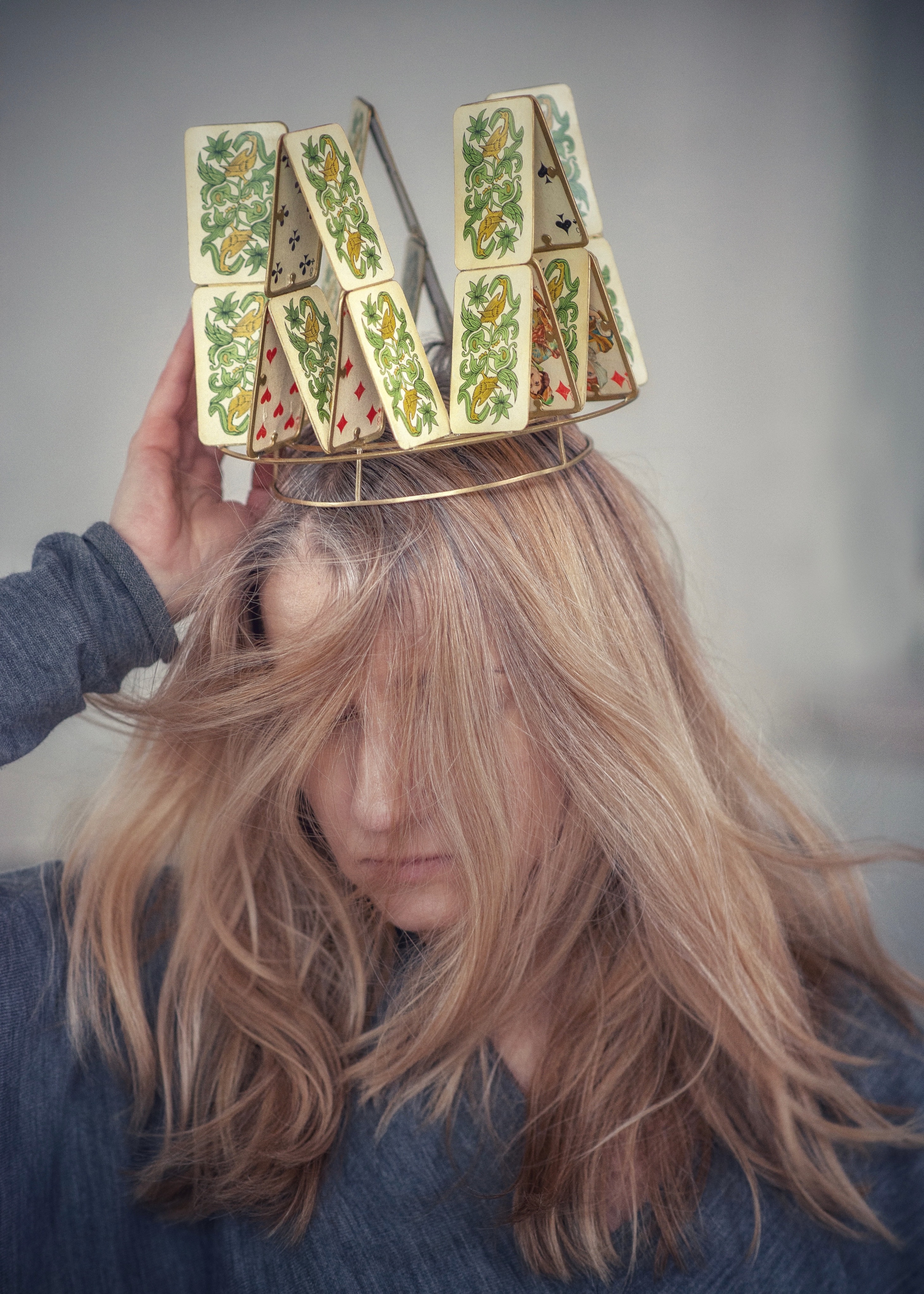 Keiu Koppel kandmas oma krooni, materjalid mängukaardid, messing