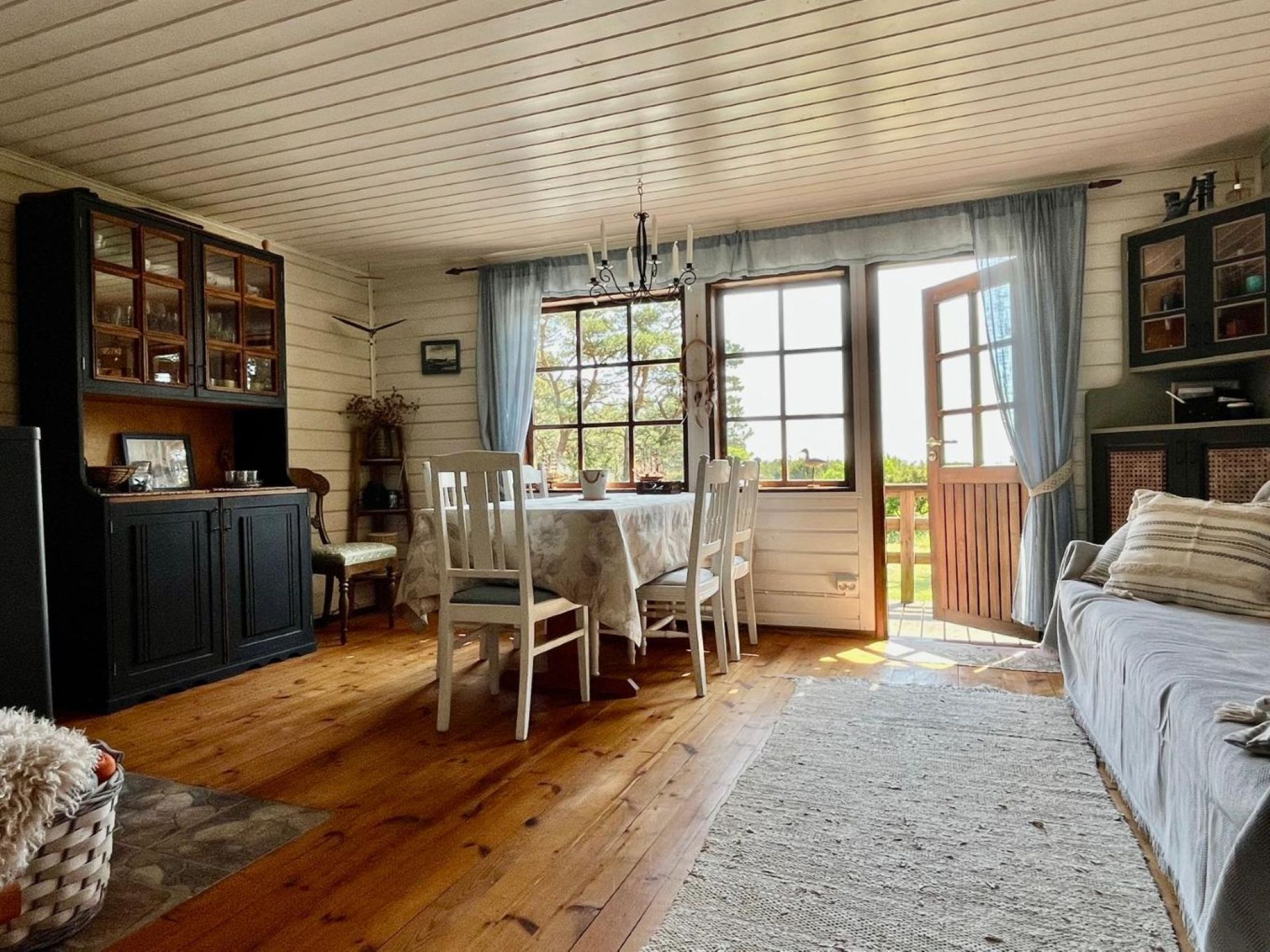 Puhkemaja elutuba köögi poolt vaates