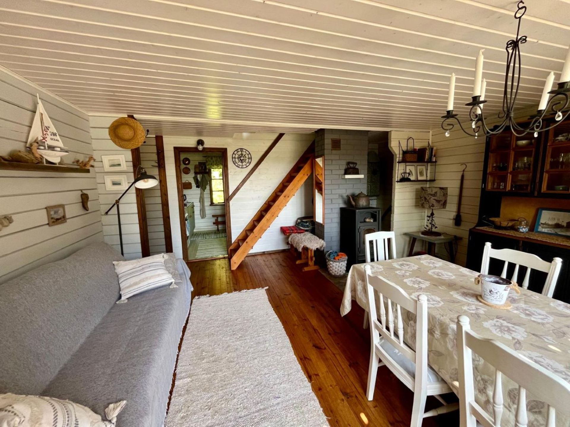 Puhkemaja elutuba õue poolt vaates