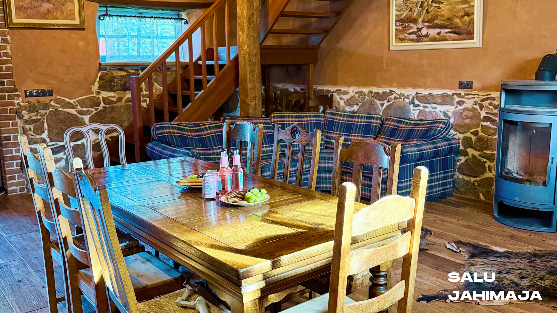 Salu Hunting House kitchen-living room