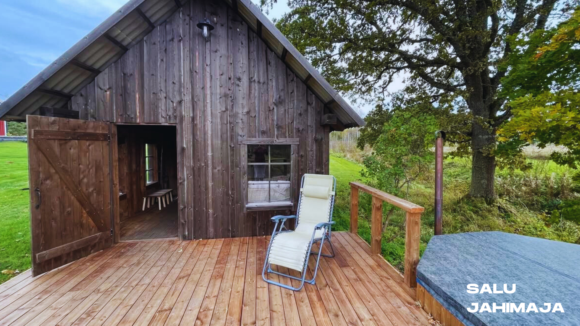 Salu Hunting House smoke sauna and hot tub