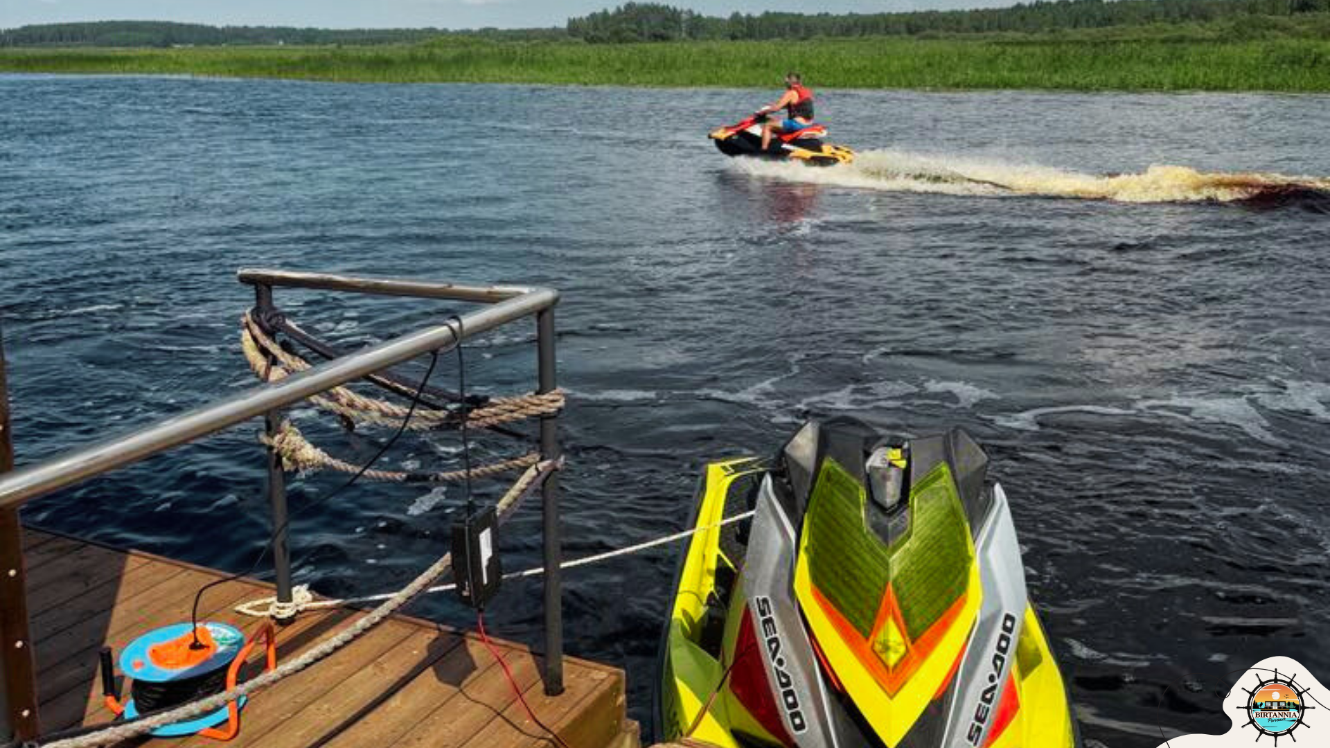 Pirts uz plosta "Britannia" uz ūdens