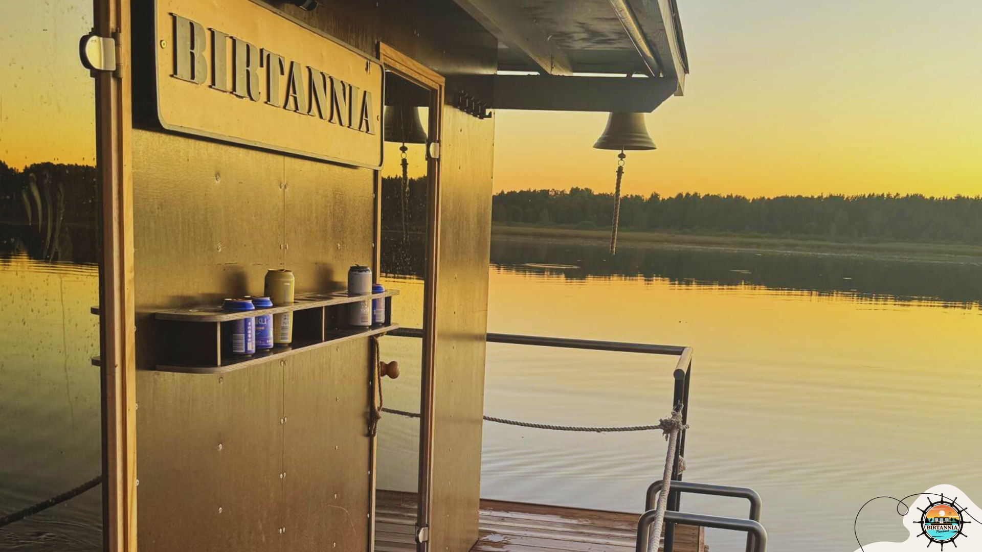 Pirts uz plosta "Britannia" Vertsjerva ezerā saulrieta laikā