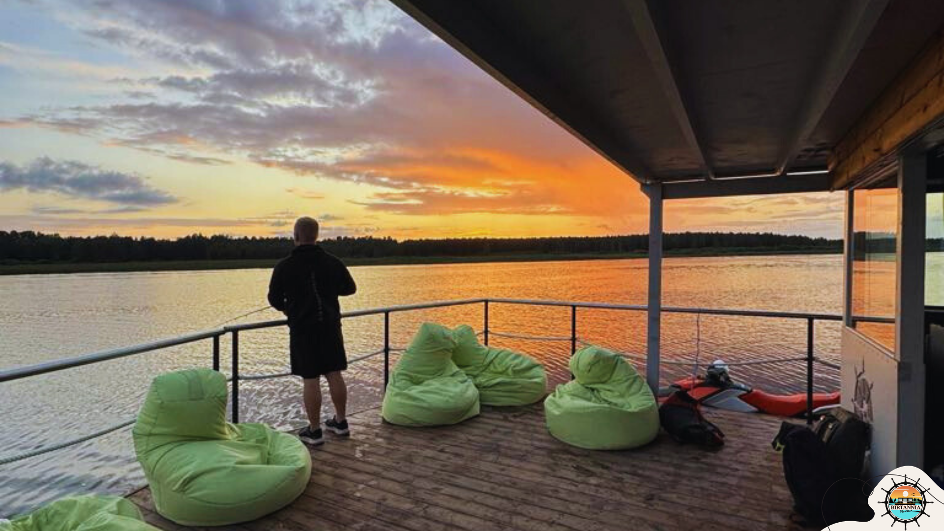 Pirts uz plosta "Britannia" Vertsjervā saulrieta laikā