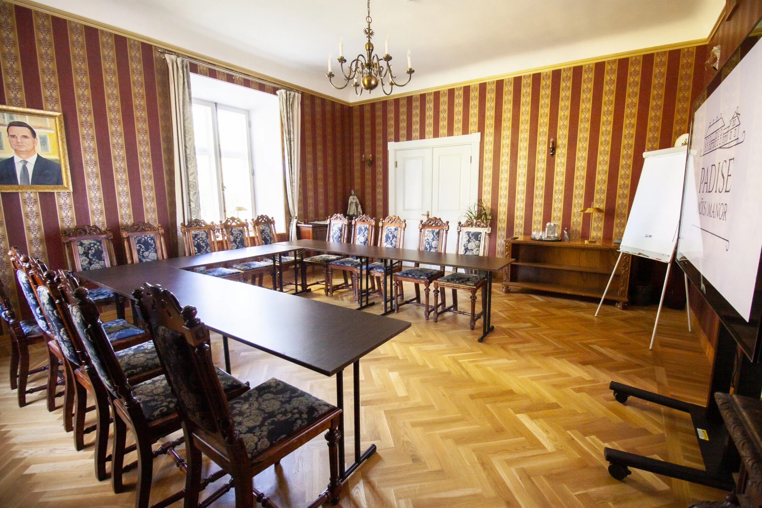 Padises muižas kabinets, U-stila 14 cilvēkiem