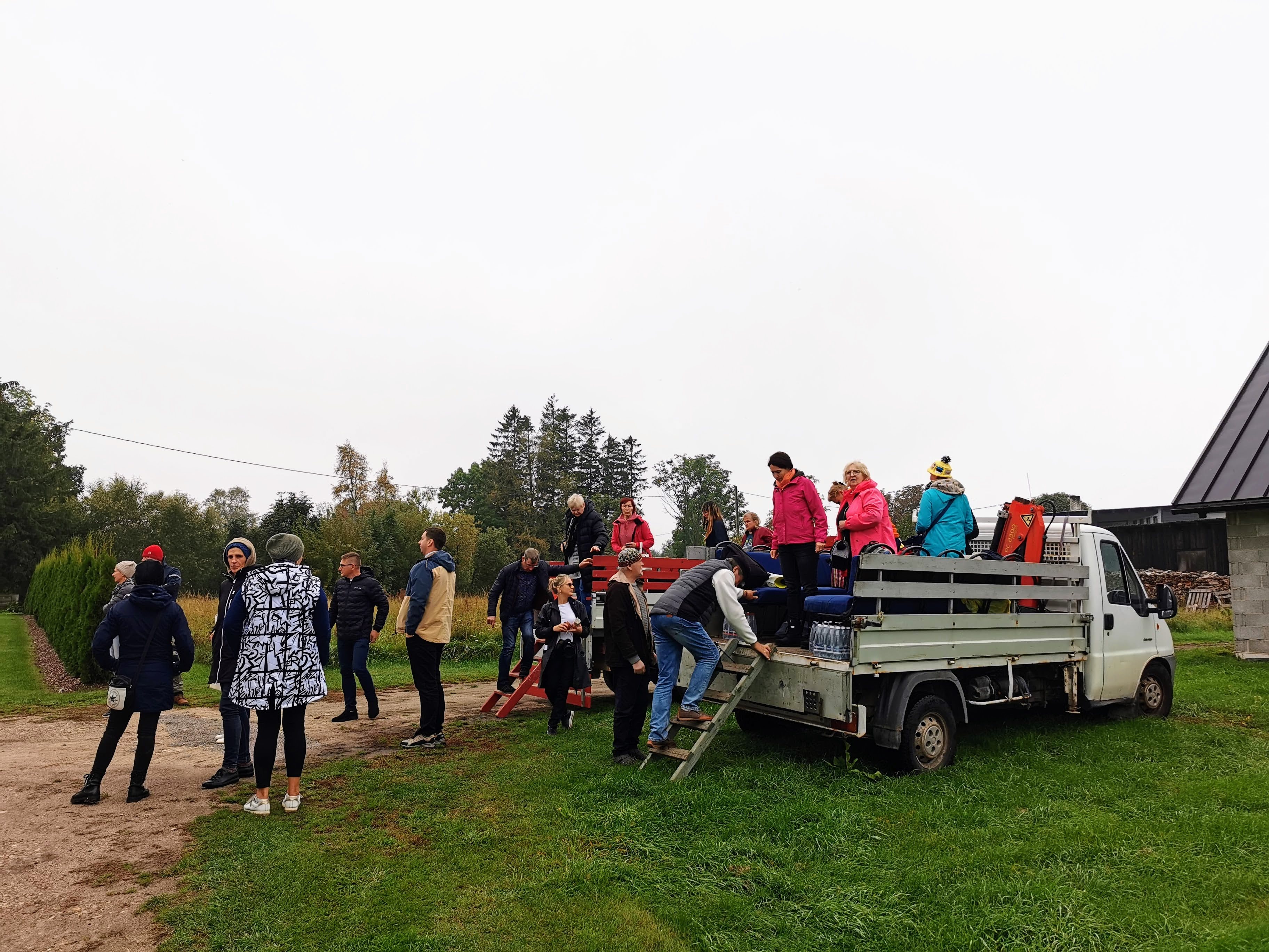 Puhka Kihnus giidiga kastiauto tuur Kihnu saarel