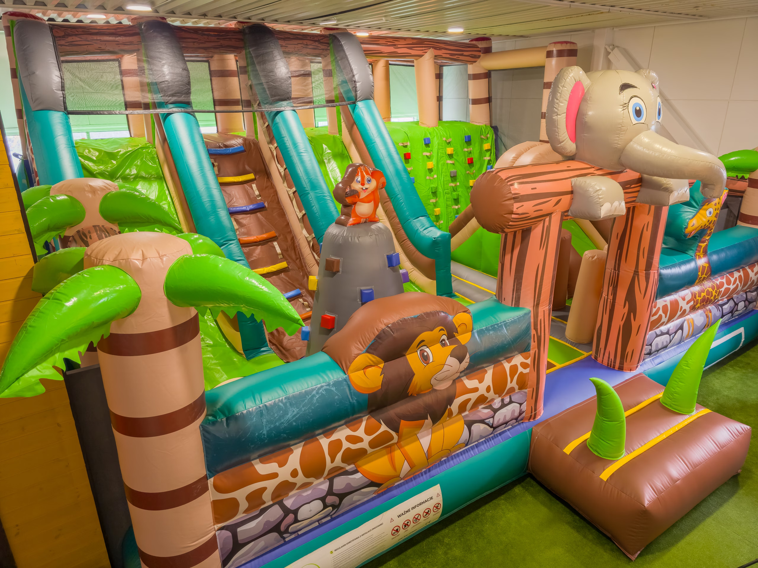 Piedzīvojumu pilsētiņa "Lohesaba" - gaisa batuts