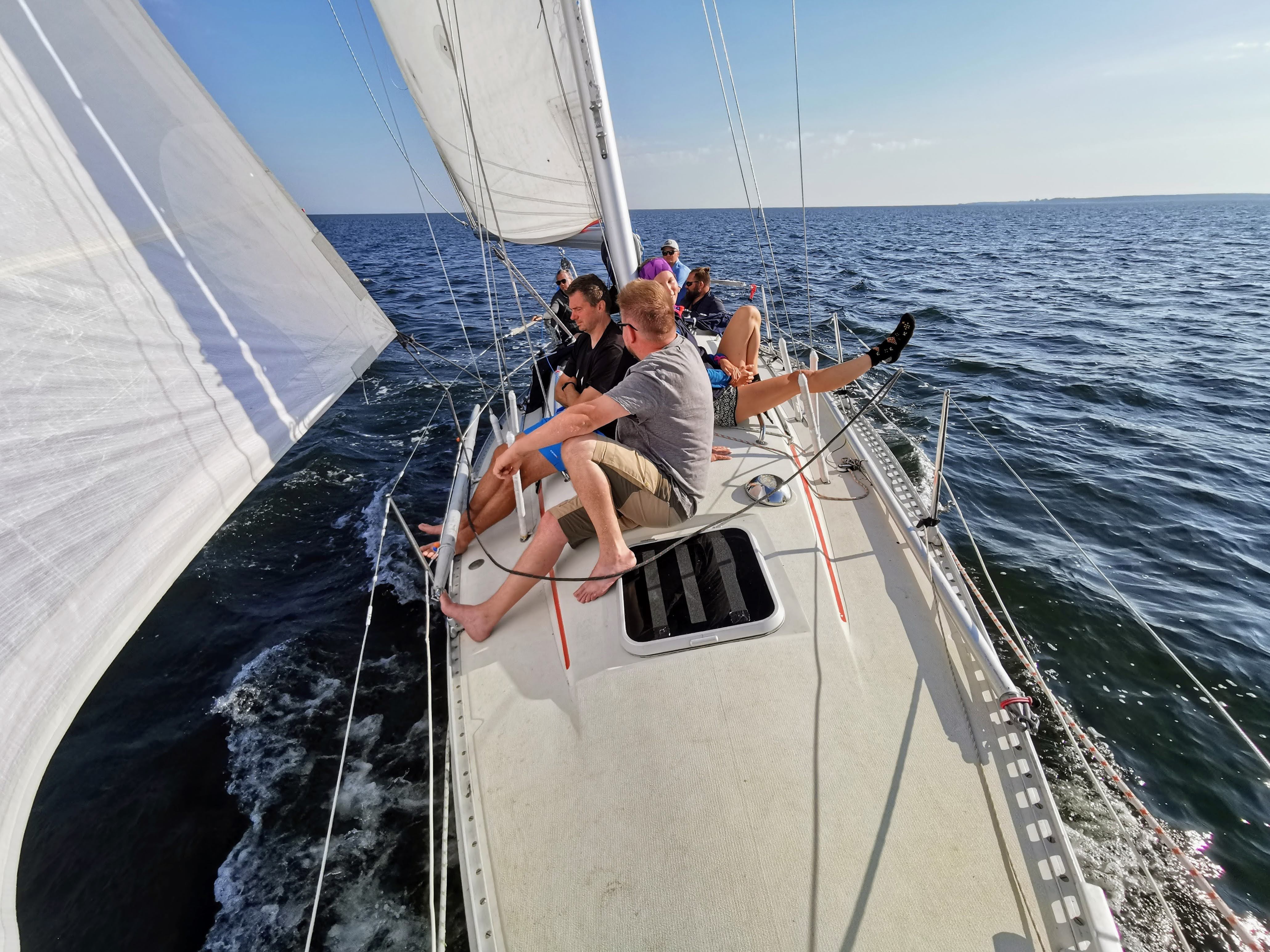 Kihnu sala ir viena no eksotiskākajām vietām visā Igaunijā! Vietējās sievas ikdienā nēsā svītrainus svārkus un rakstainus lakatus, spēlē vijoli un pie