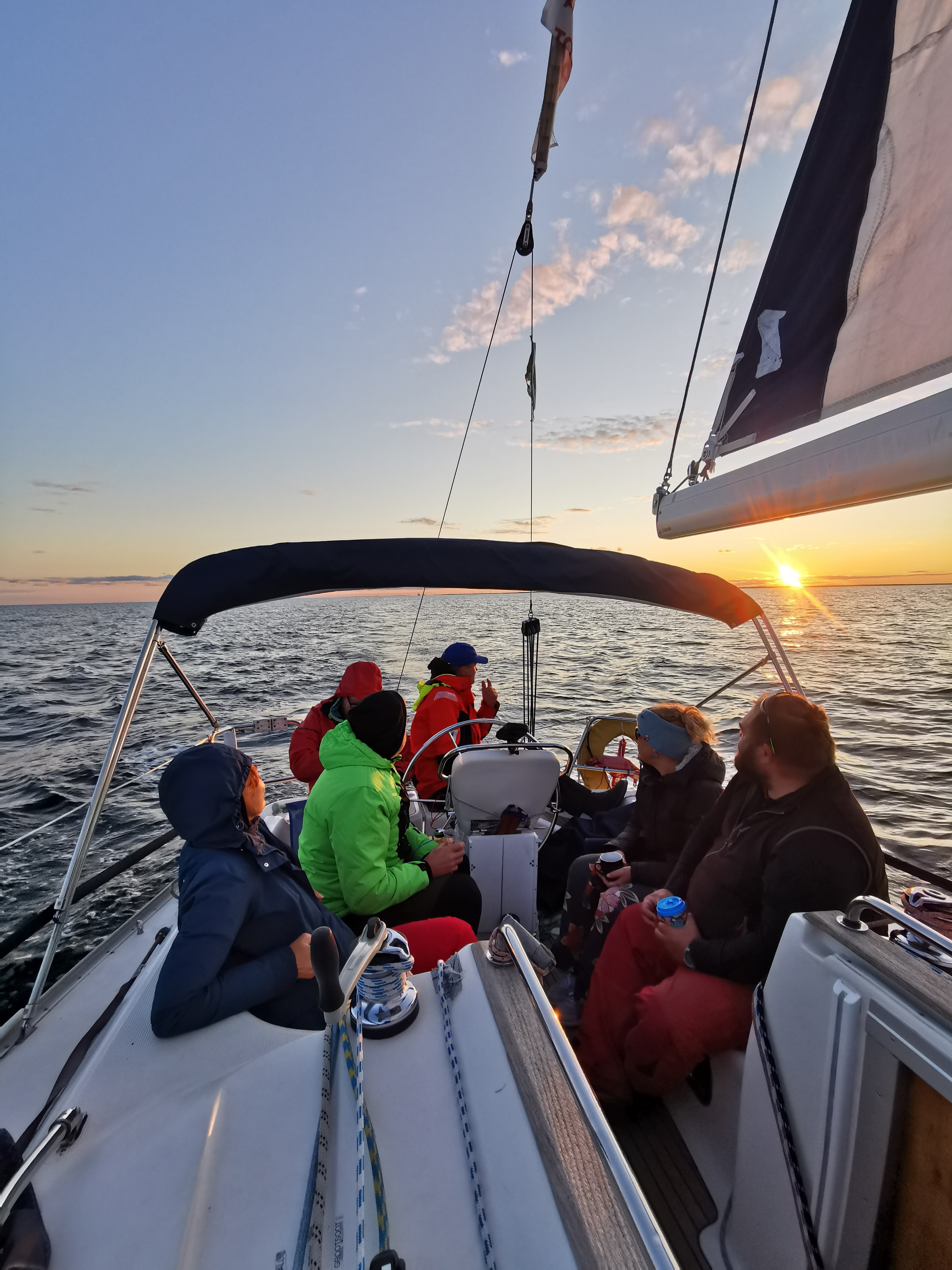 Päikeseloojangud Pärnu lahel purjetades Kihnu saarele