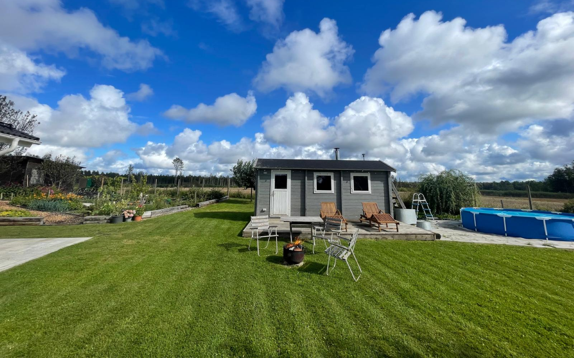 Kirsiaia Puhkemaja õuesaun ja bassein