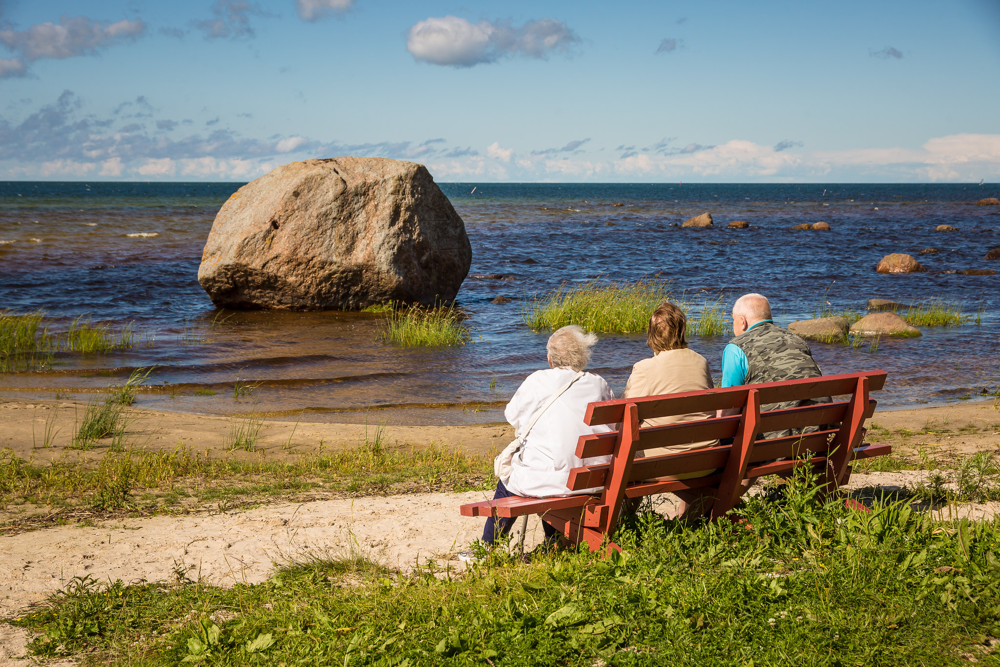 Inimesed punasel pingil Kärdla rannakivi vaatamas
