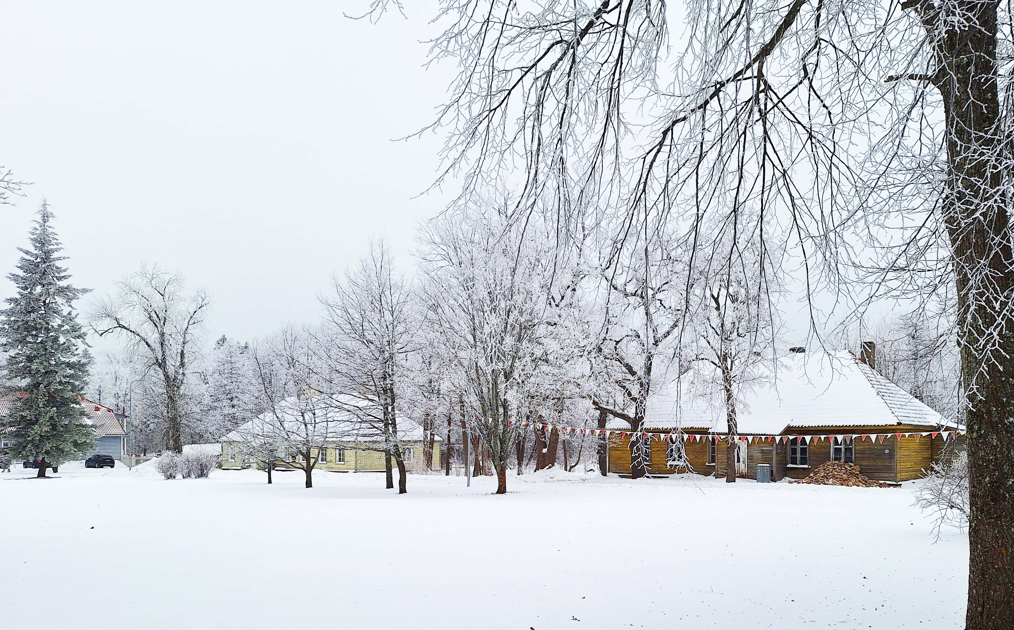 Paroni Ungern-Sternberg perusti Kärdlaan verkatehtaan vuonna 1830. Nykyinen tehdasaukio muodosti tehdaskompleksin sydämen. Neljäkerroksinen verkatehda