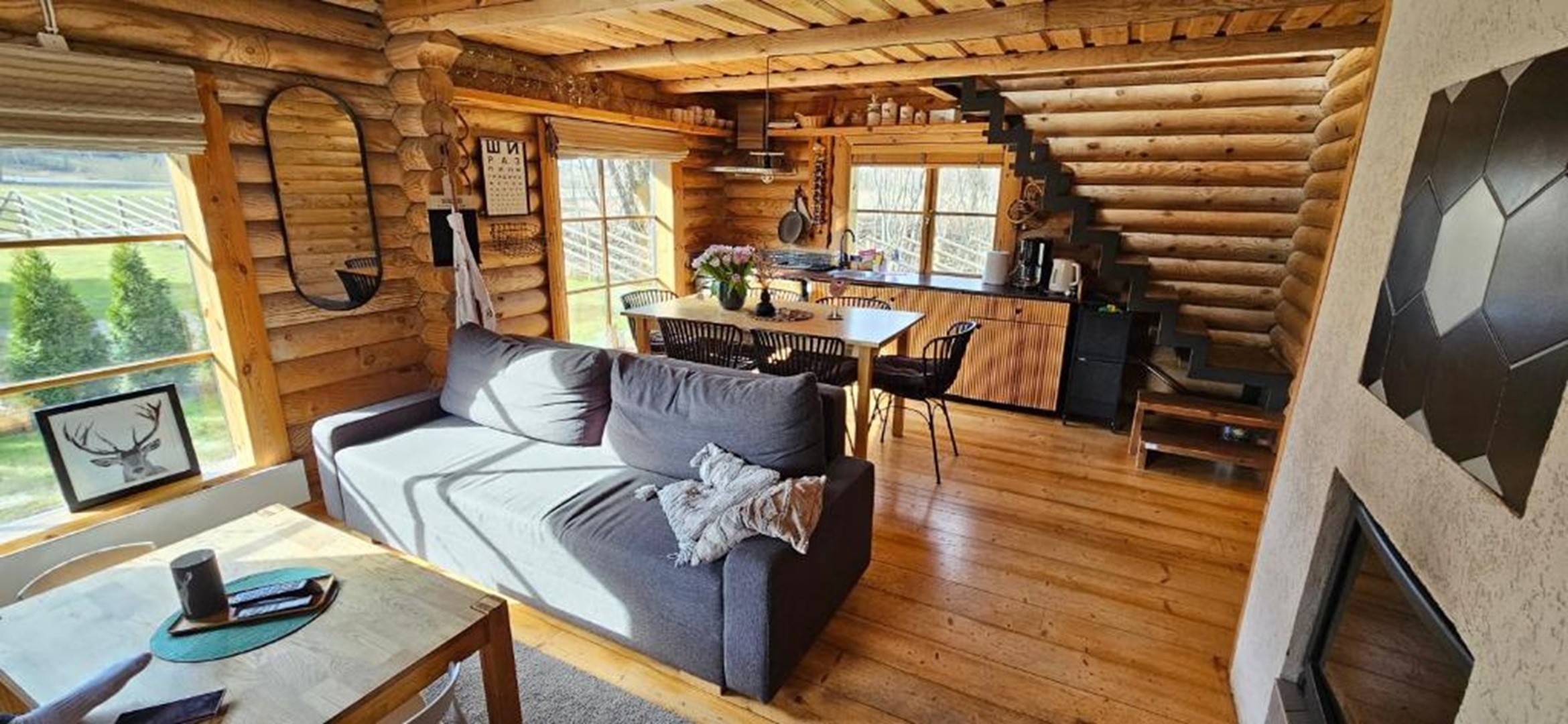 NPLIHOUSE esimese korruse puhke- ja söögiala