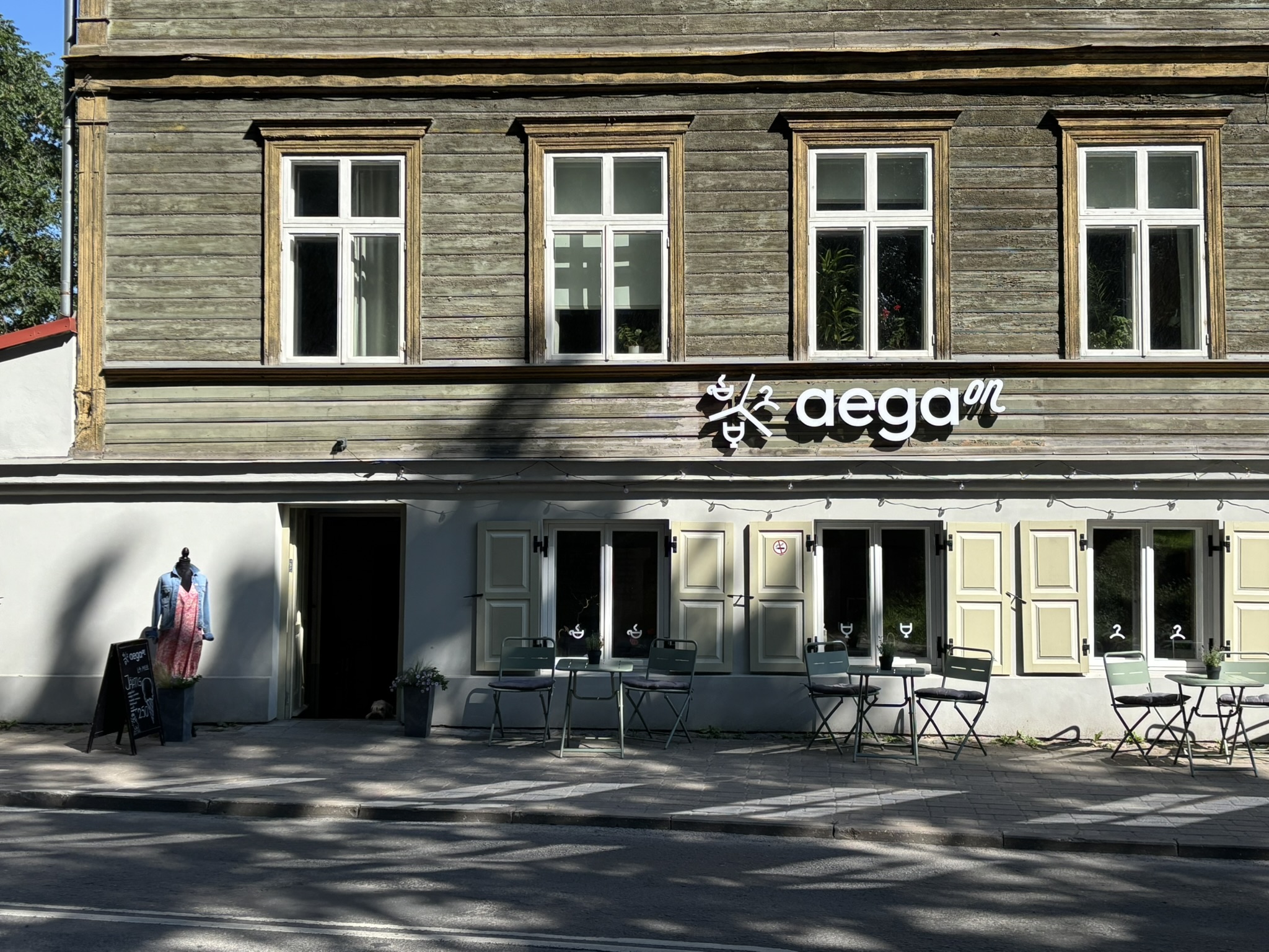 Aega On! kohvik, veinibaar, outlet