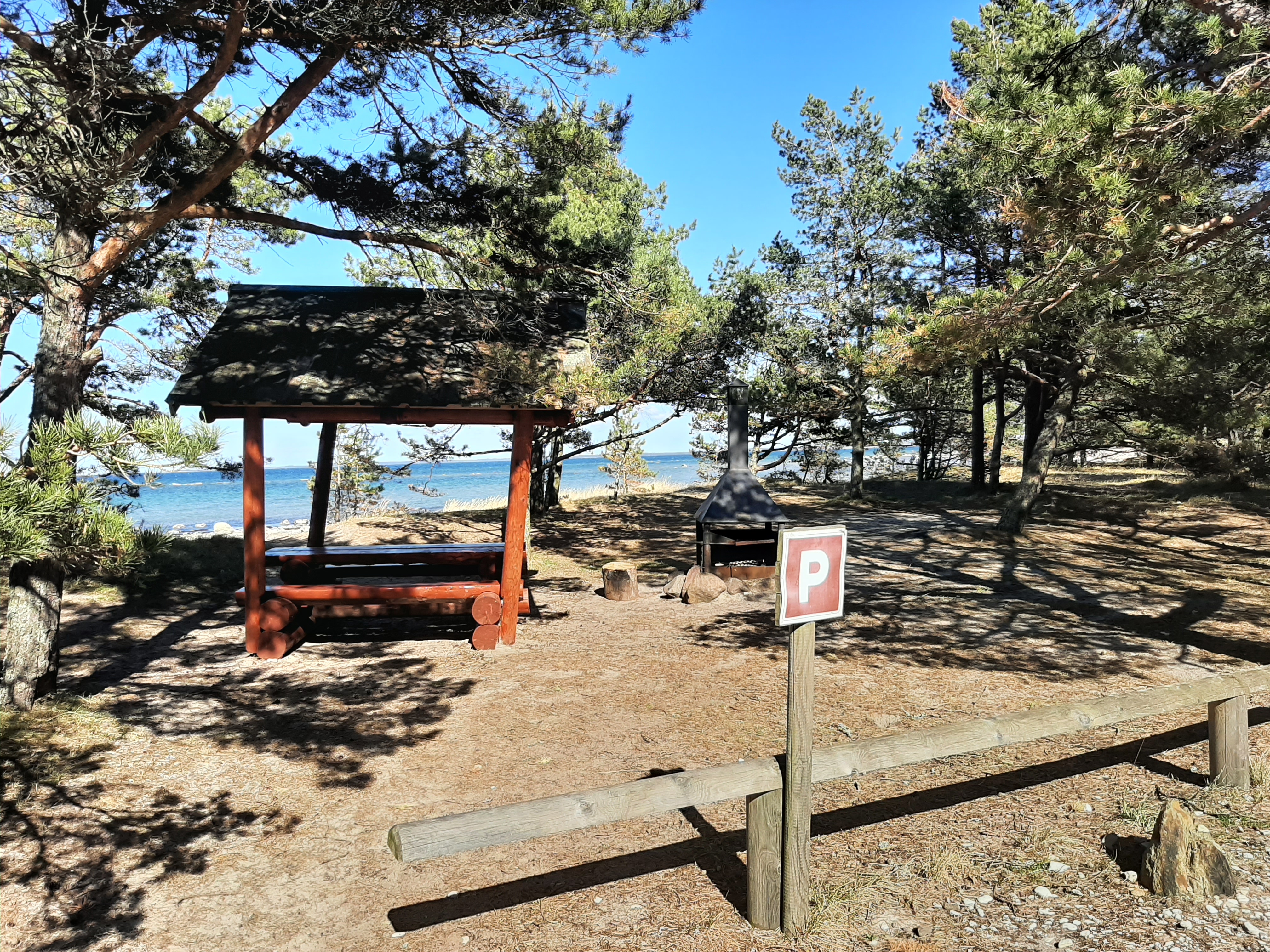 Katusega pikniku laud Palli telkimisalal