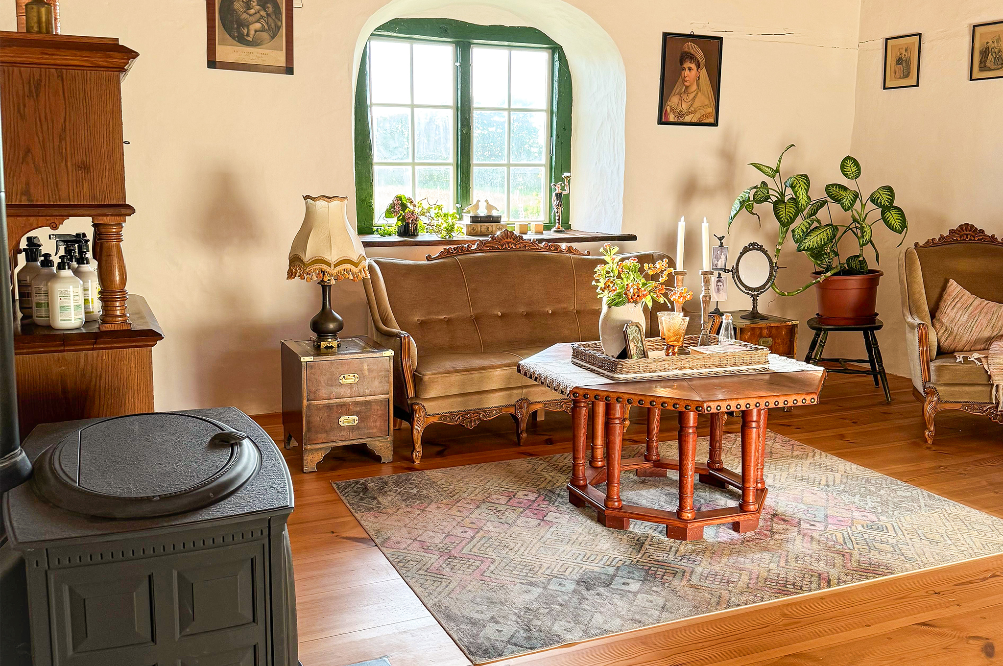 Tõlluste Villa elutoas on autentne ajastutunnetus ja väärikas meeleolu