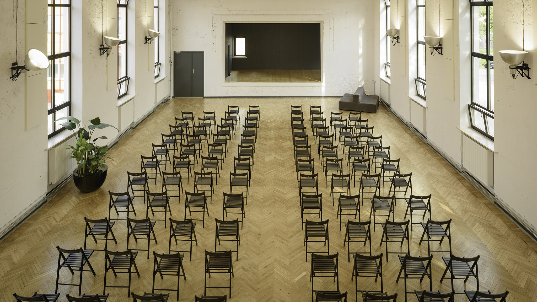 Kammivabriku klubihoone konverentsiruum lavaga.Teatristiilis 280 kohta