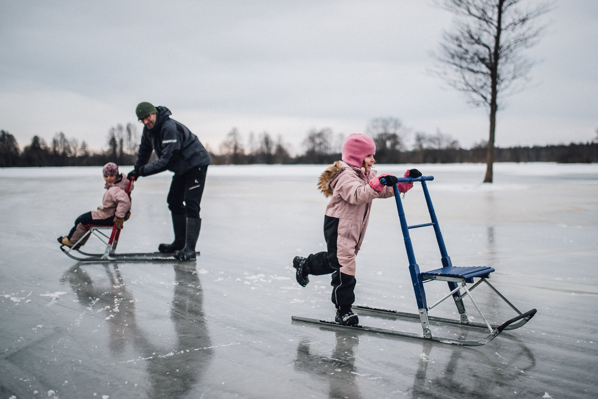 Talvella, kun Soomaan joet ja niityt ovat jäätyneet ja sääolosuhteet ovat sopivat, kutsumme sinut potkukelkkailemaan! Potkukelkoilla on mukavaa retkei