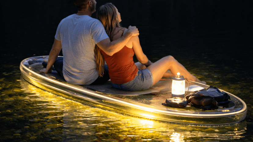 Romantiline valgusretk klaasSUPilauaga öisel Äntu Sinijärvel