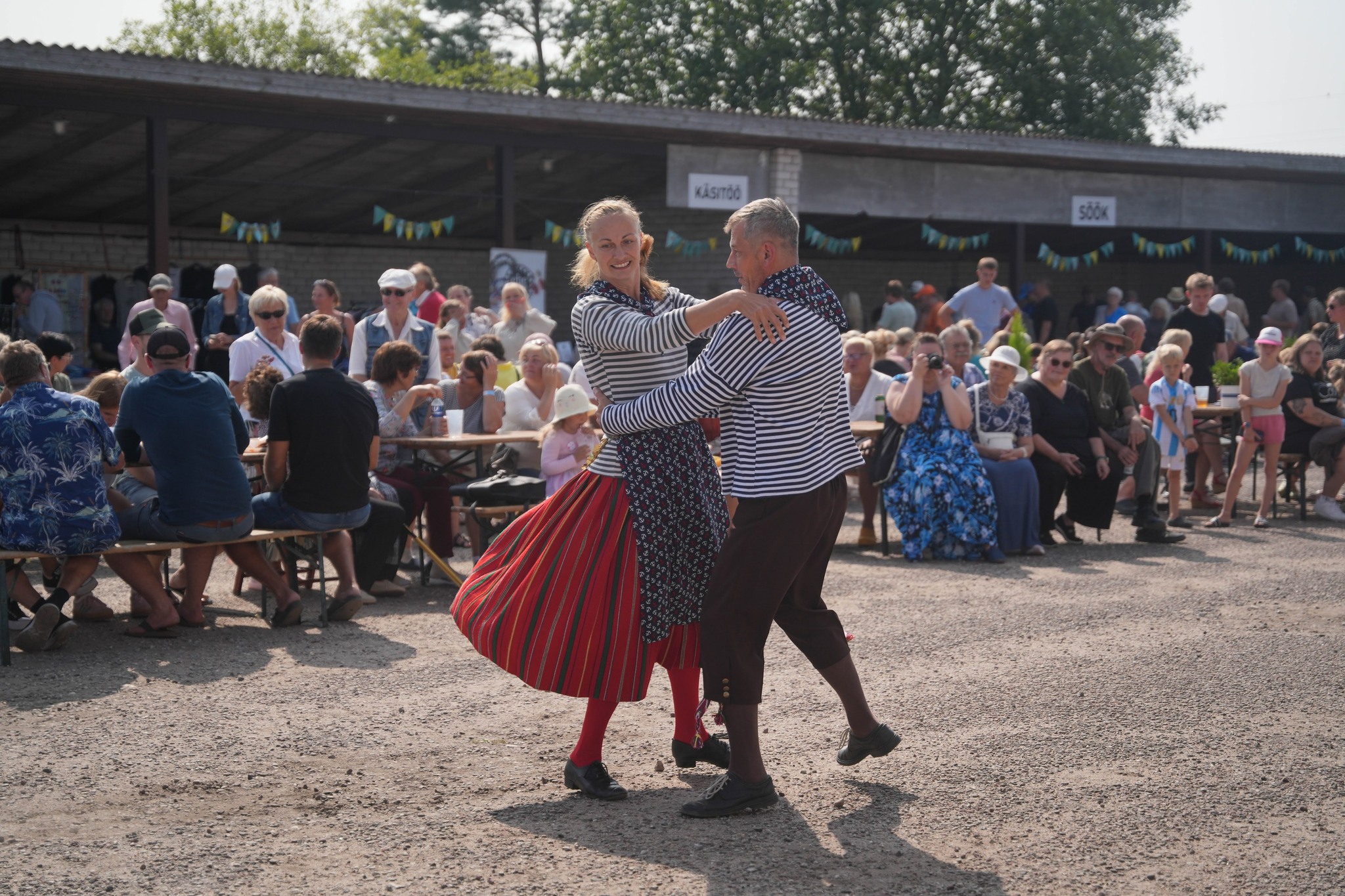 Rahvatantsijad Lestafestil esinemas