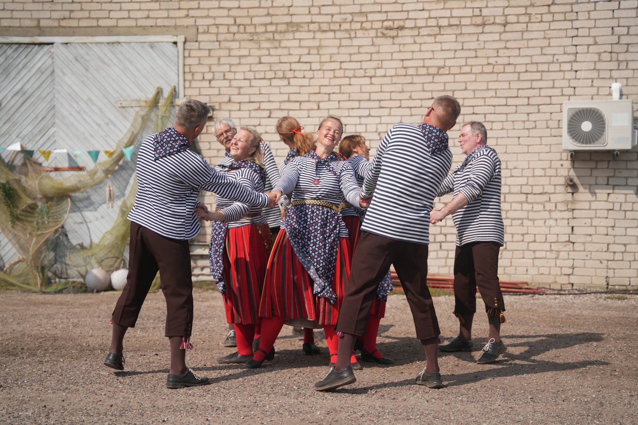 Rahvatantsijad Lestafestil esinemas
