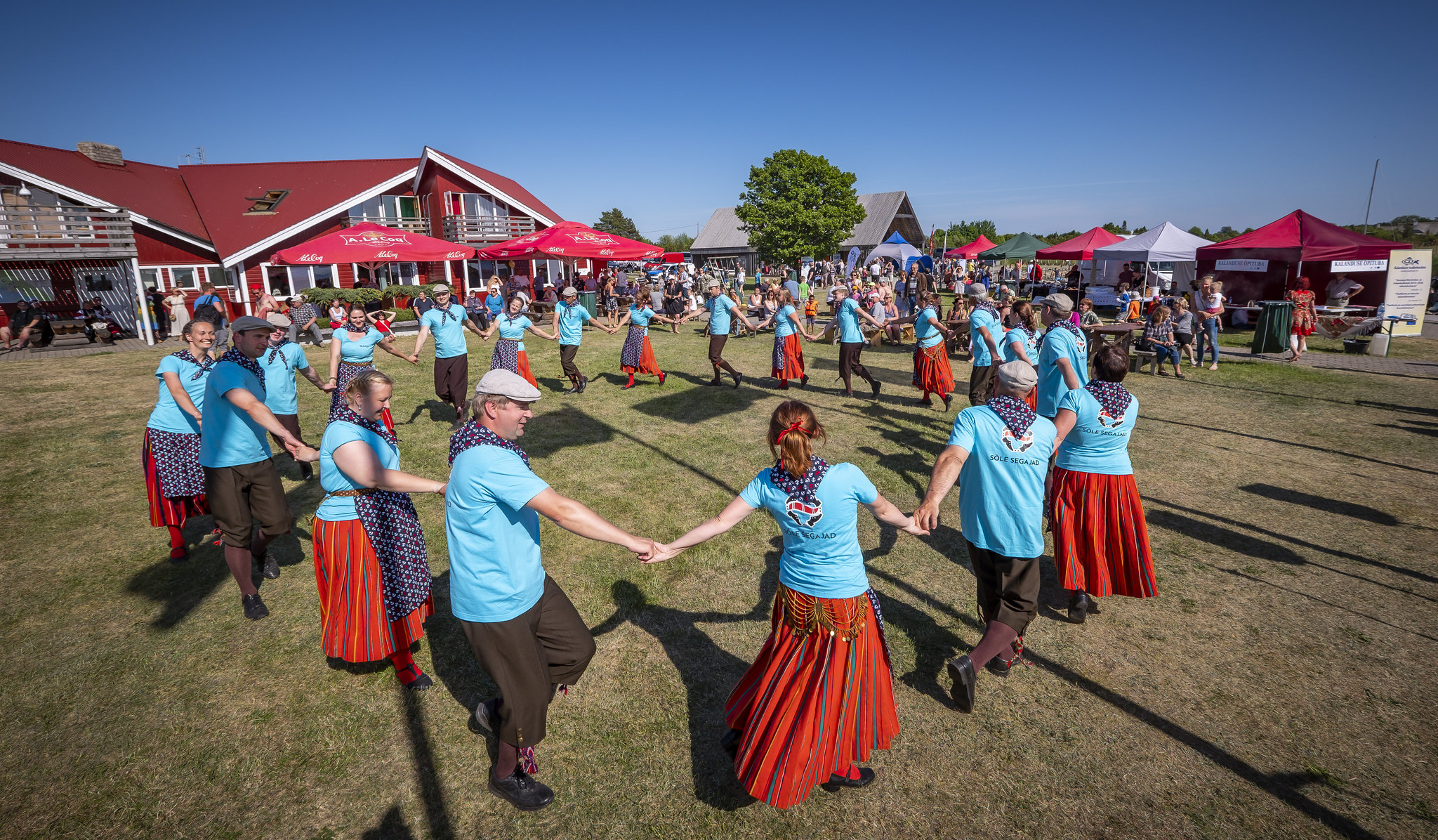 Rahvatantsijad Tuulekala festivalil