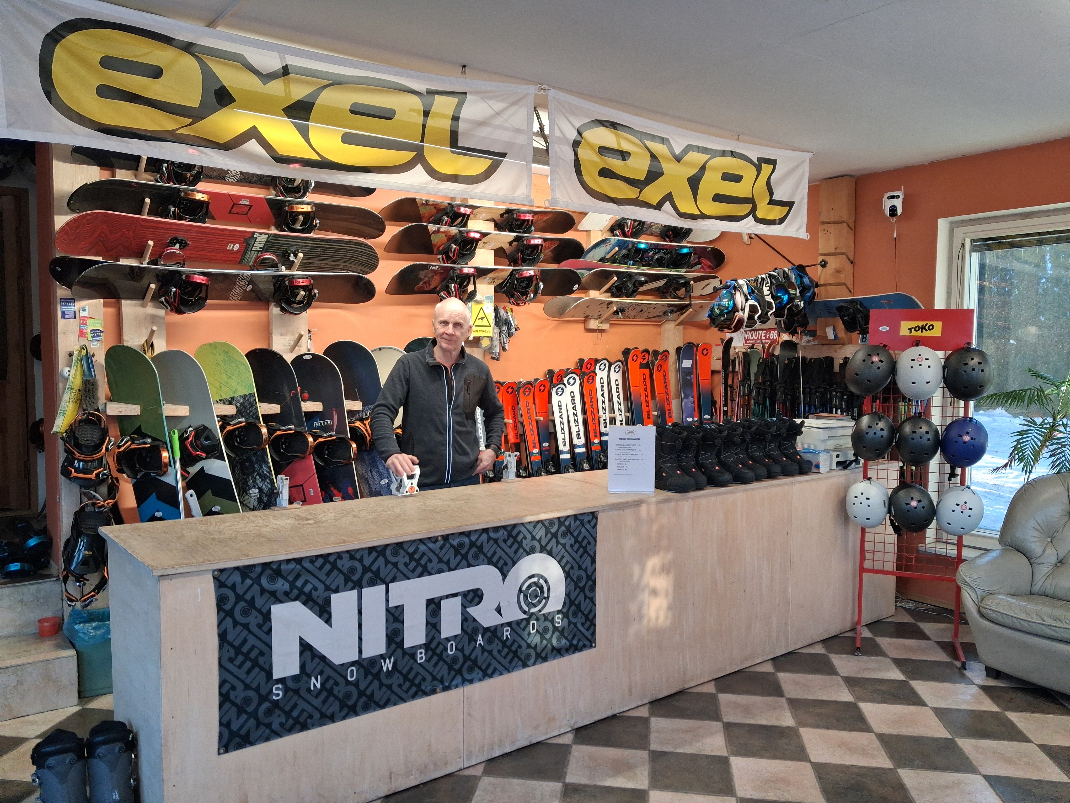 ReeDe Villa slēpošanas inventāra noma piedāvā kalnu slēpju un sniega dēļu izvēli.