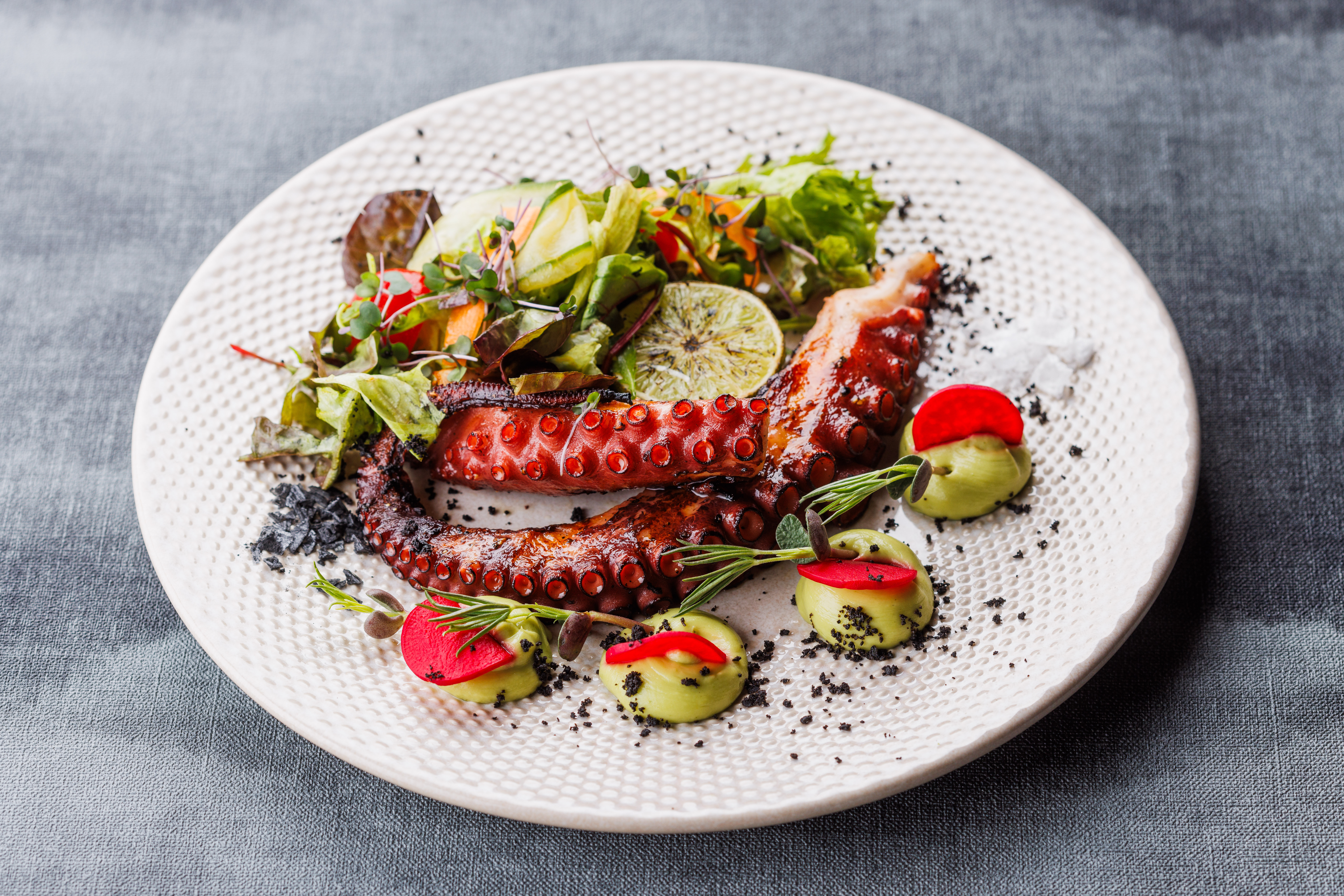 Pireuse kaheksajala pearooga vanalinna restoranis