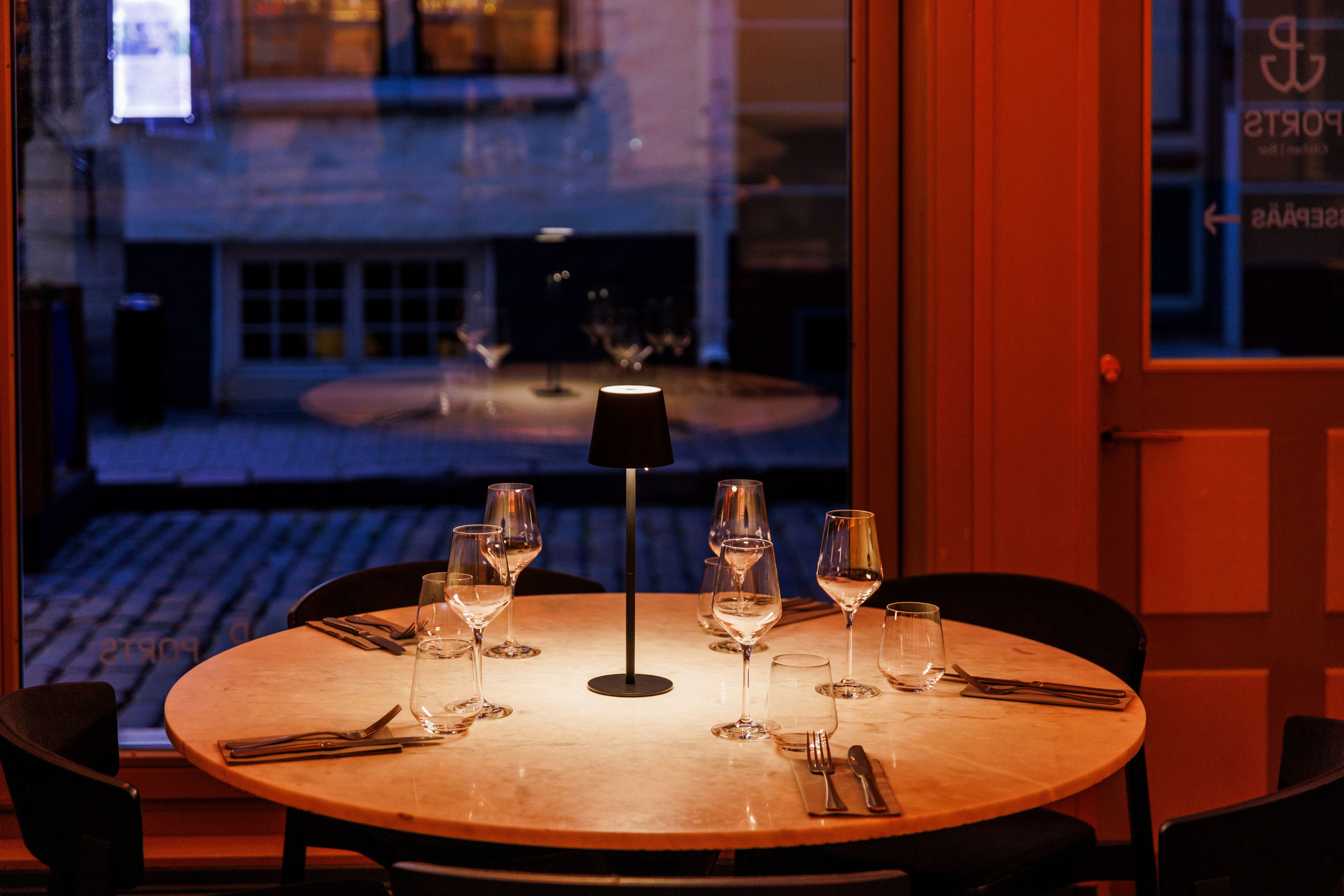 Vaade restoranist vanalinna tänavale