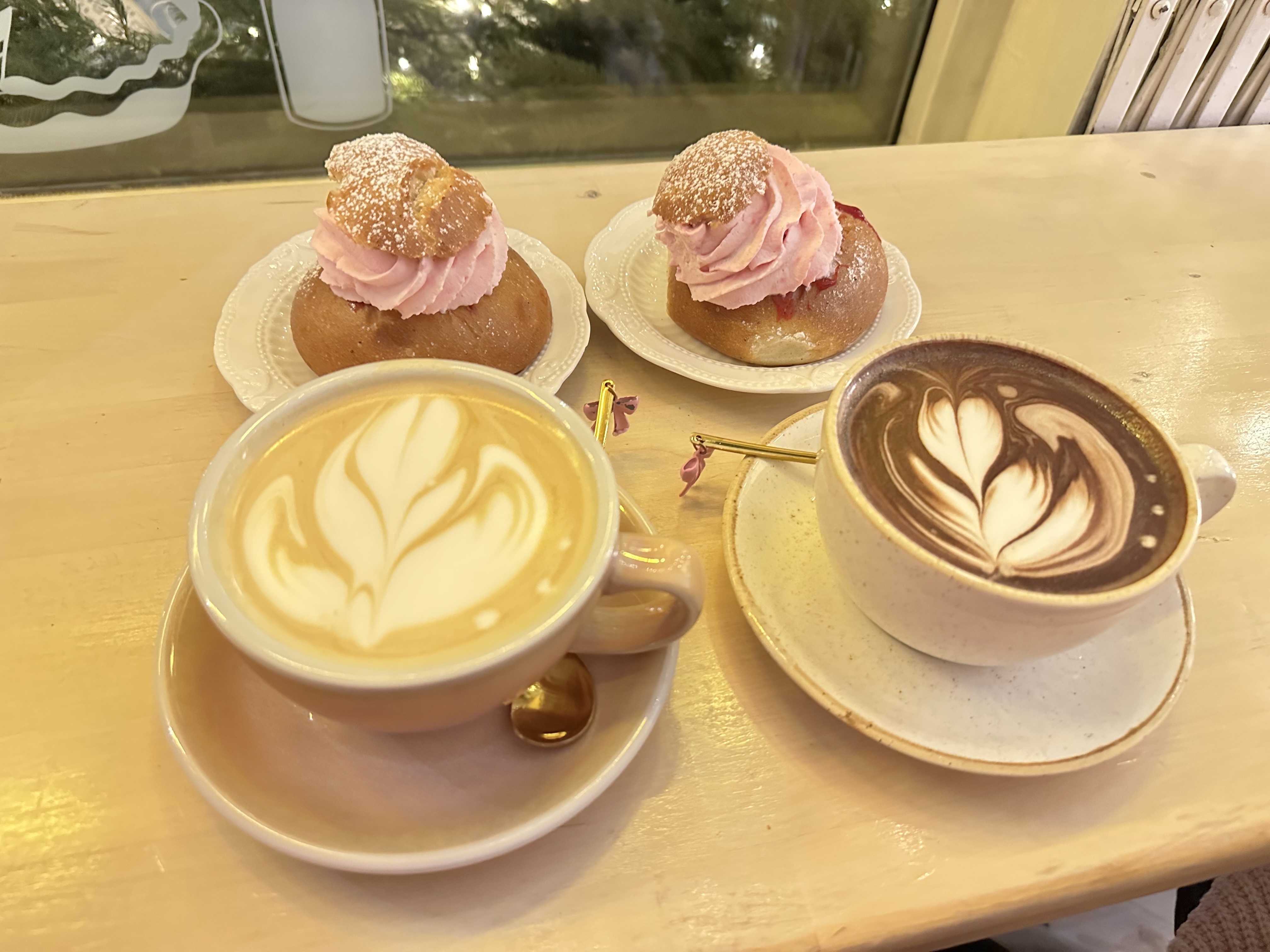 Kuumad joogid ja imelised saiakesed koogipood Mandlis