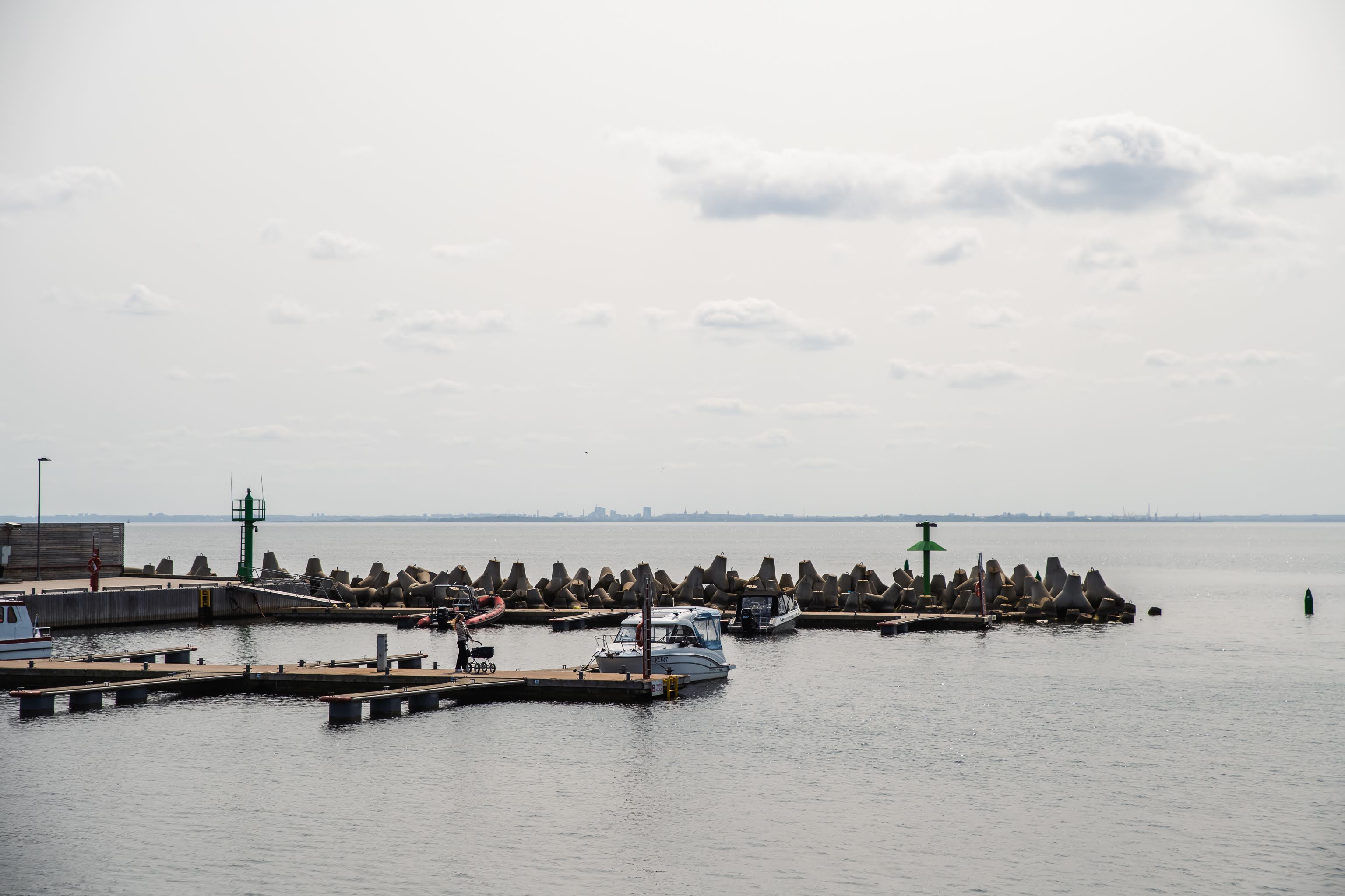 Naissaare sadam Tallinna siluetiga taustal